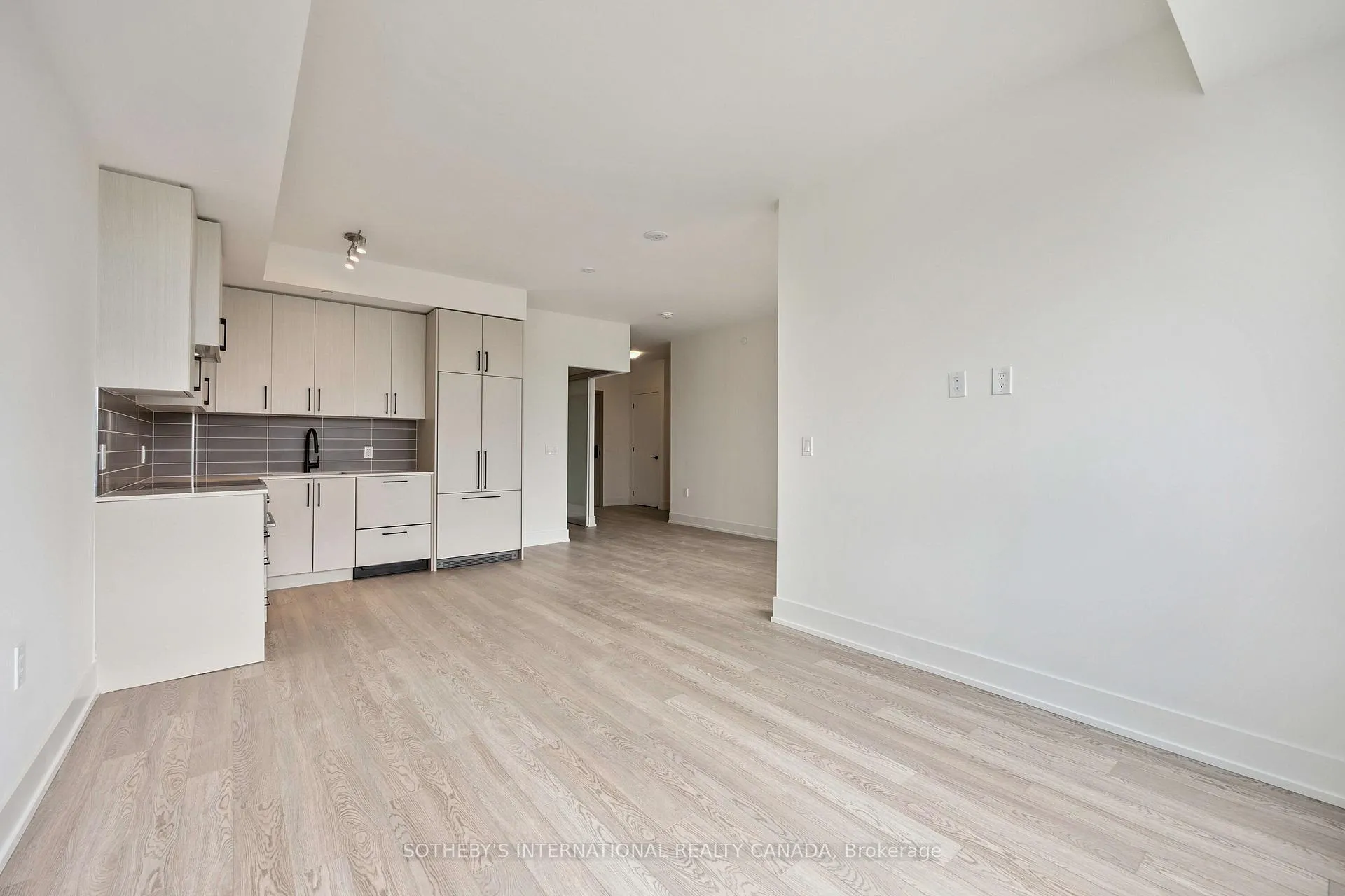 Photo 18 of Unit 405, 2075 King Road, King, King City — HOMEH