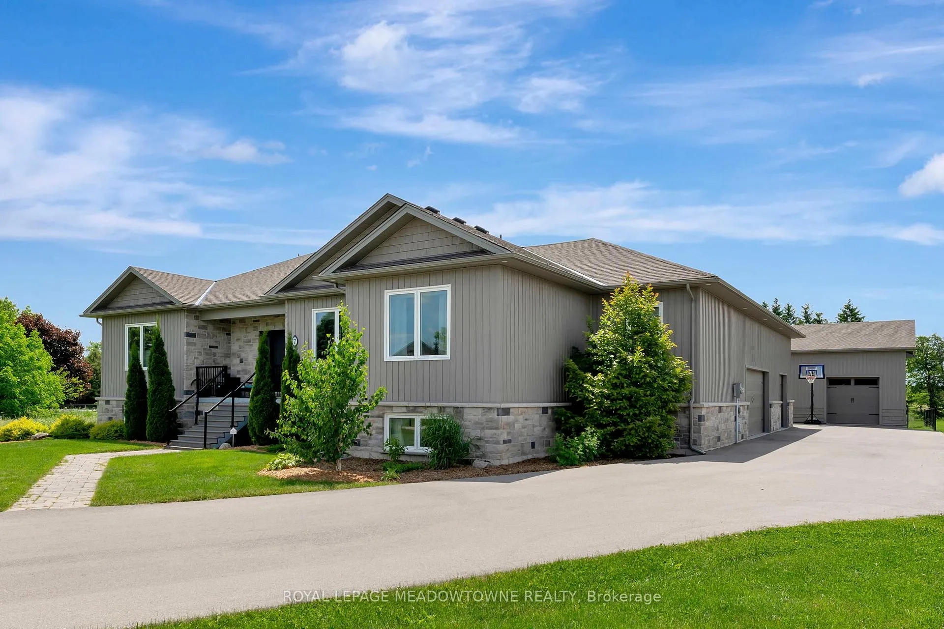 Photo 2 of 7 Gavin Drive, Hamilton, Freelton — HOMEH