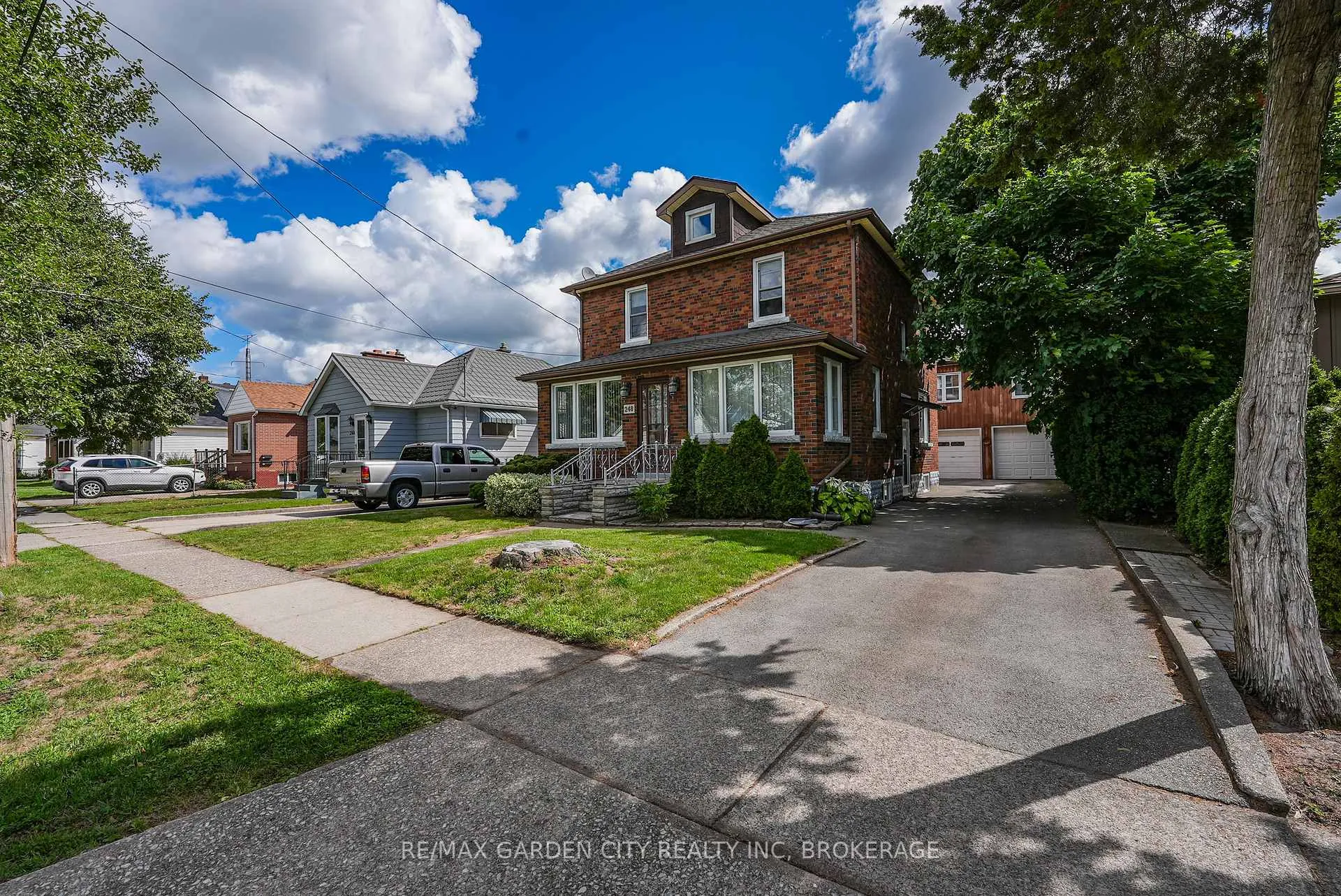 Front of 248 Wallace Avenue S