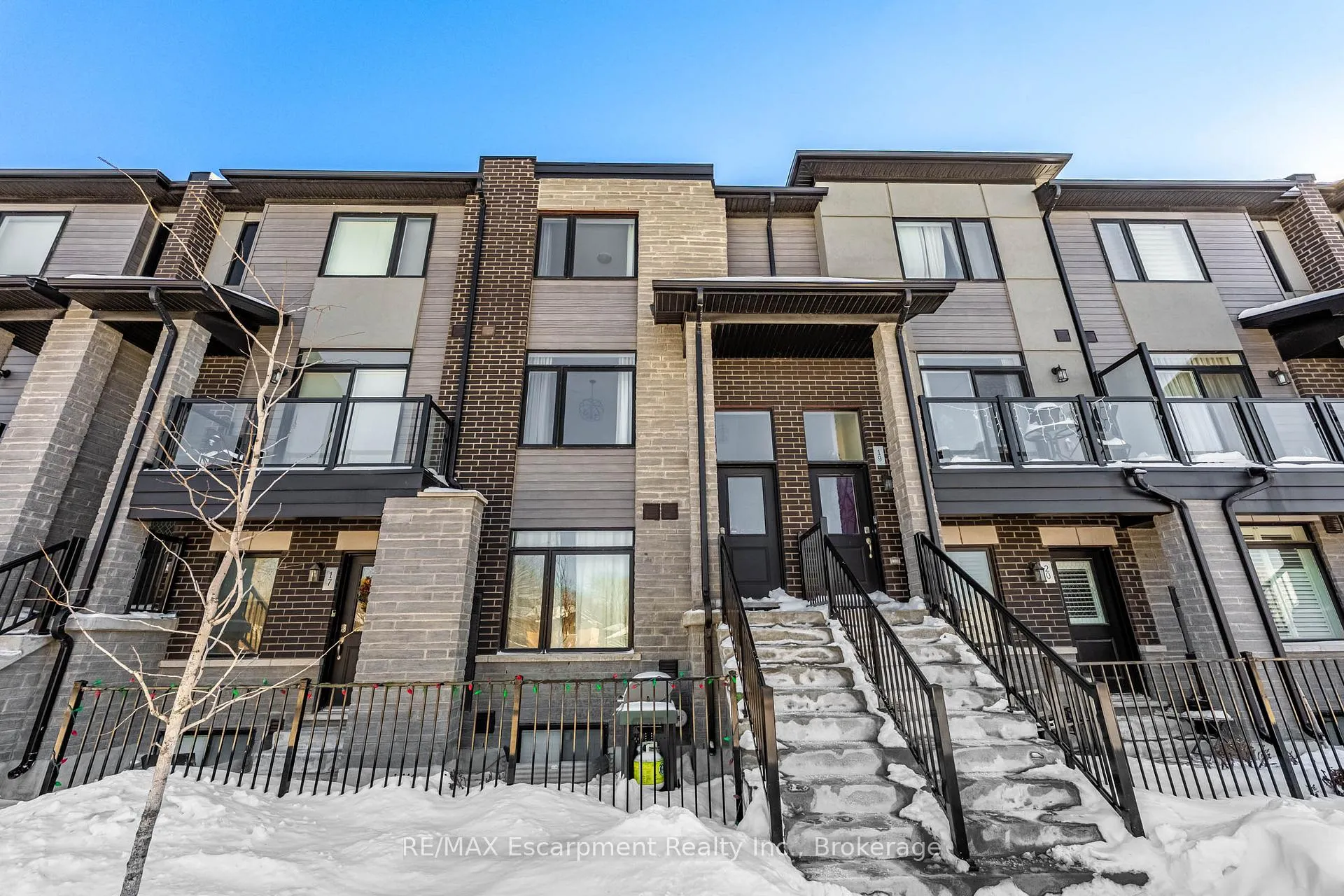 Front of Unit 18, 590 North Service Road
