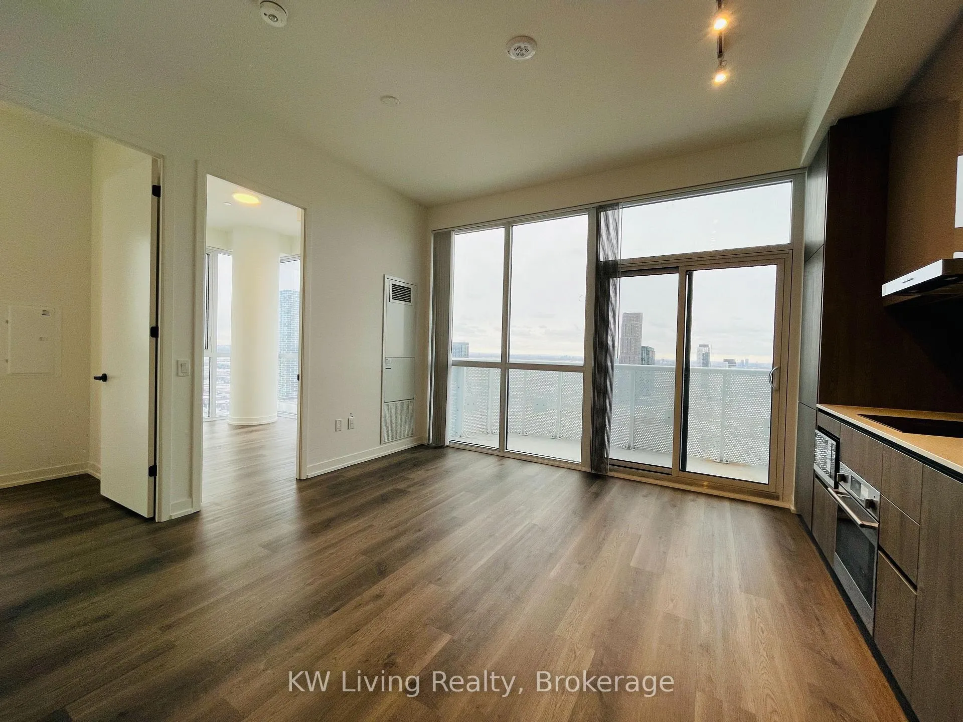Photo 3 of Unit 3705, 8 Interchange Way, Vaughan, Vaughan Corporate Centre — HOMEH