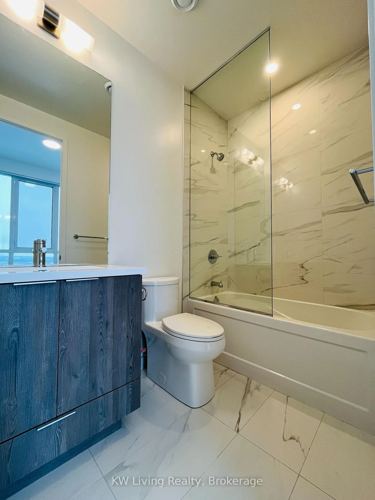 Photo 9 of Unit 3705, 8 Interchange Way, Vaughan, Vaughan Corporate Centre — HOMEH