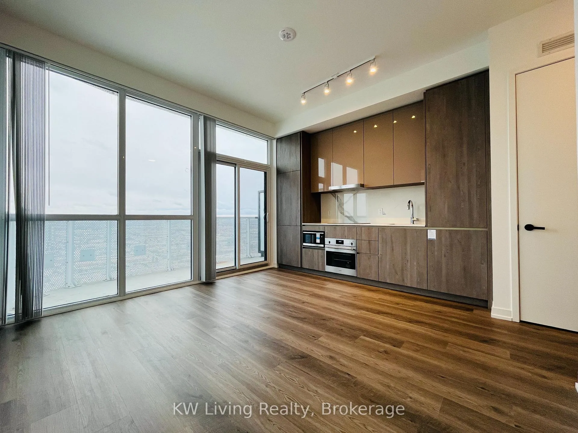 Photo 10 of Unit 3705, 8 Interchange Way, Vaughan, Vaughan Corporate Centre — HOMEH