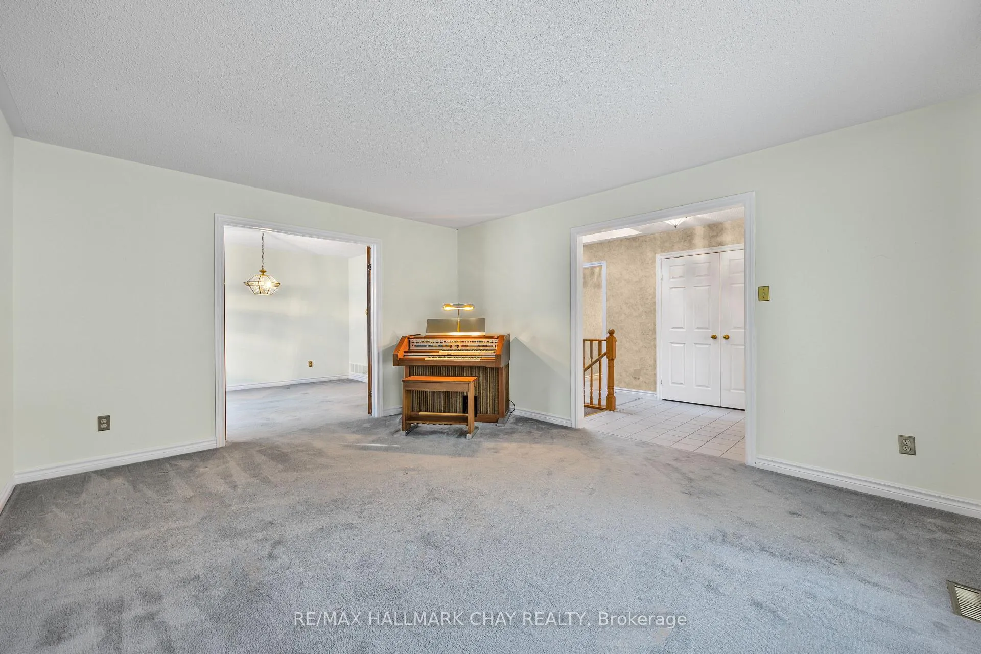 Photo 3 of 21 Layton Crescent, Barrie, Letitia Heights — HOMEH