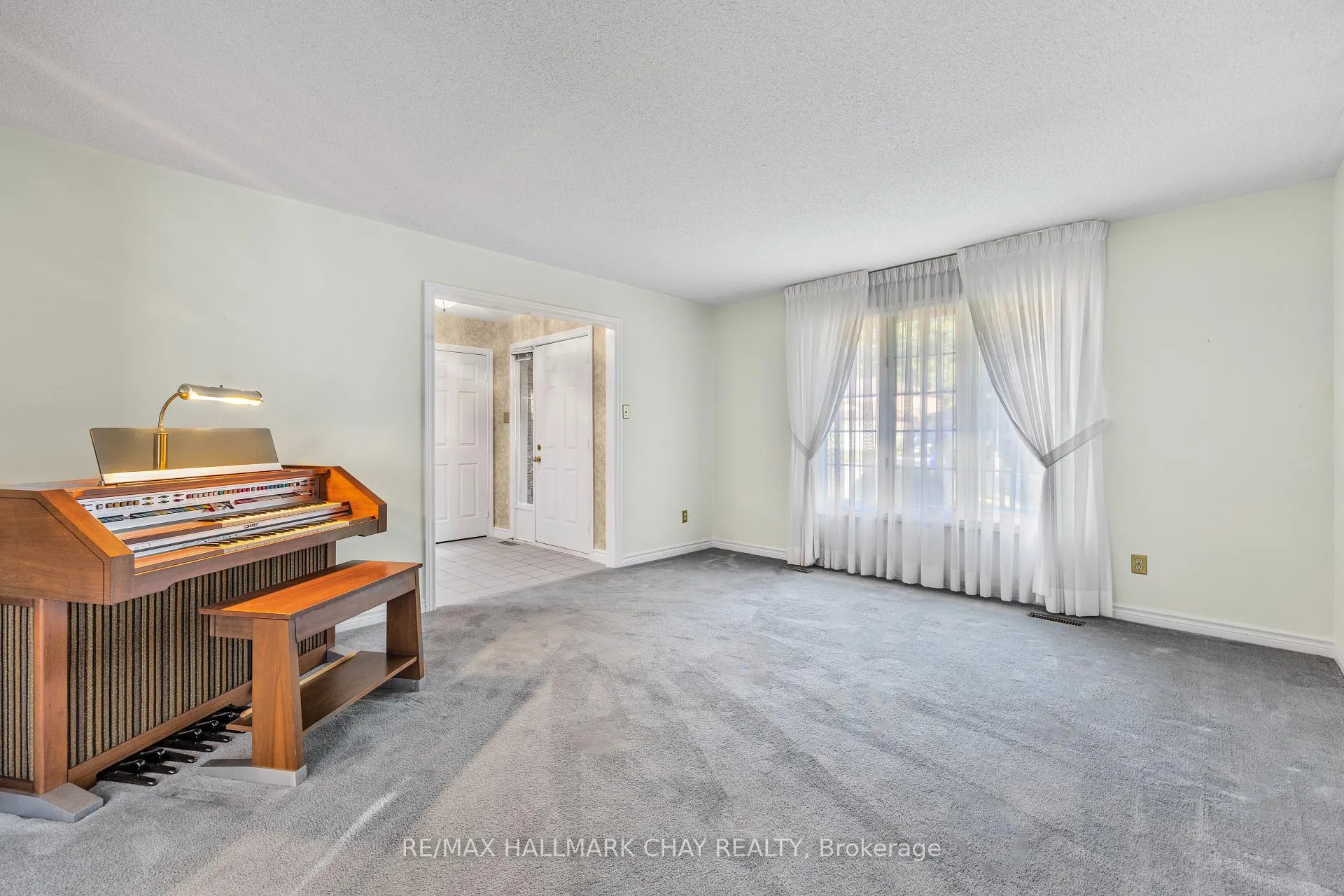 Photo 4 of 21 Layton Crescent, Barrie, Letitia Heights — HOMEH