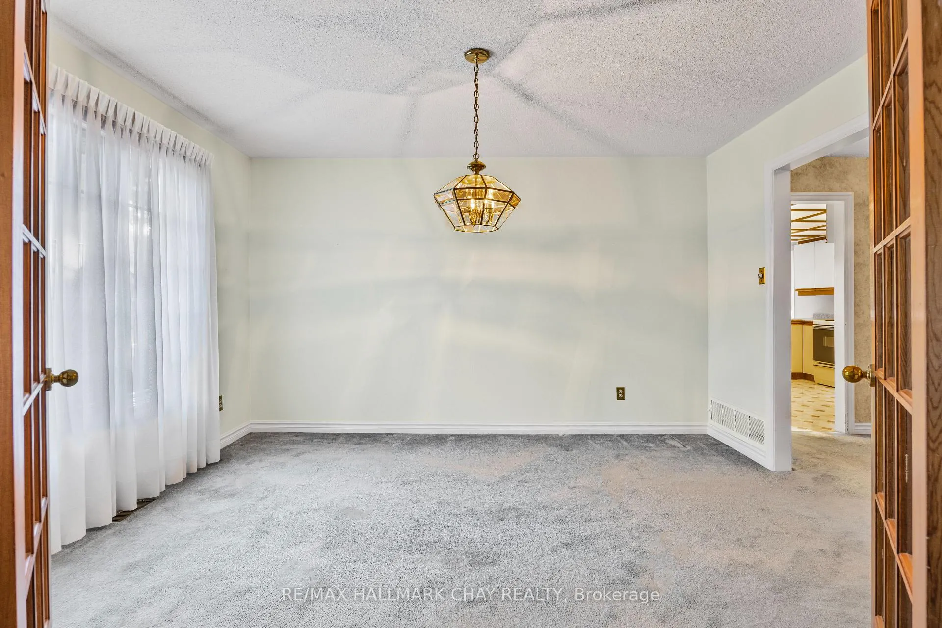 Photo 5 of 21 Layton Crescent, Barrie, Letitia Heights — HOMEH