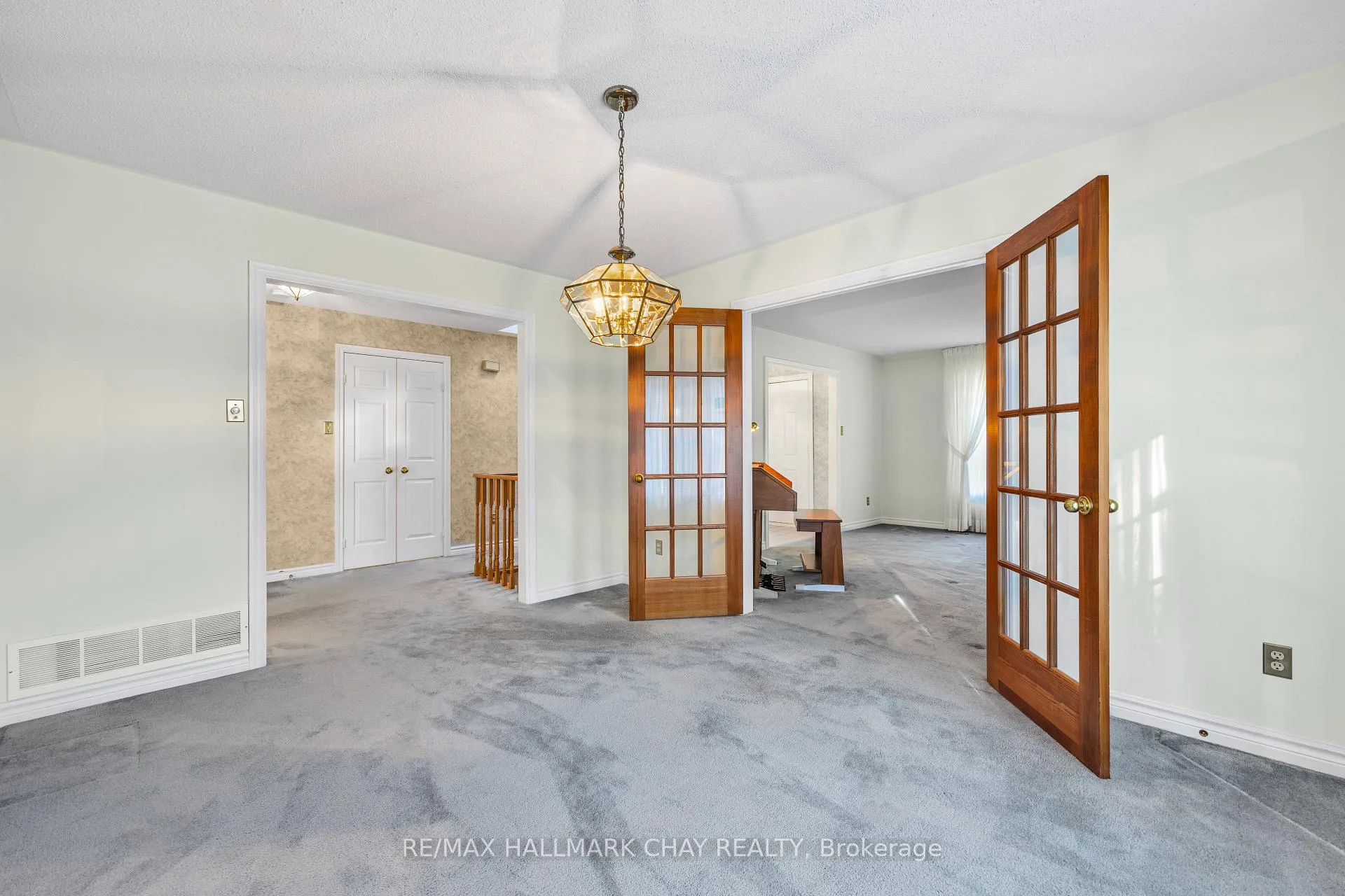 Photo 6 of 21 Layton Crescent, Barrie, Letitia Heights — HOMEH