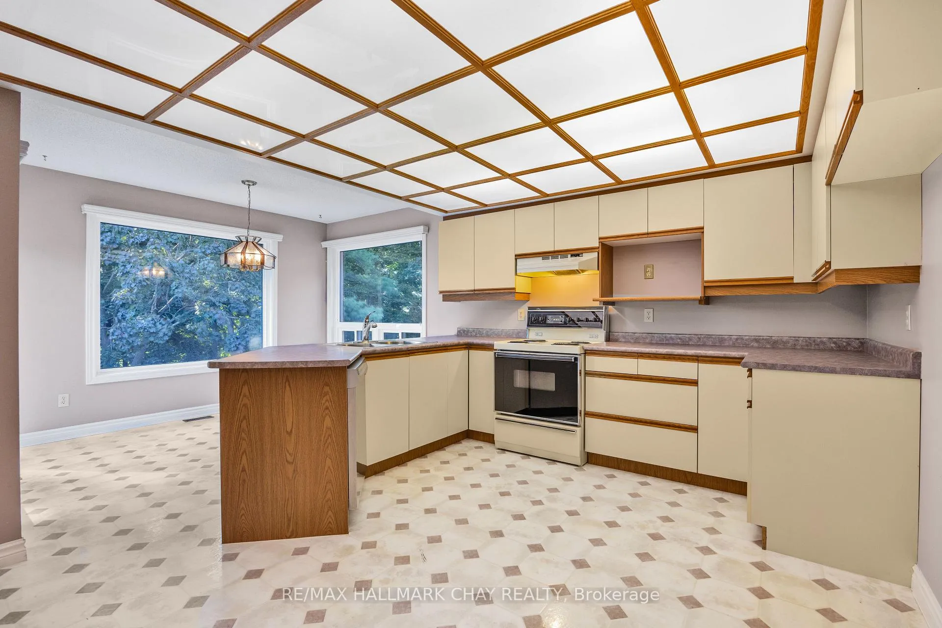 Photo 8 of 21 Layton Crescent, Barrie, Letitia Heights — HOMEH