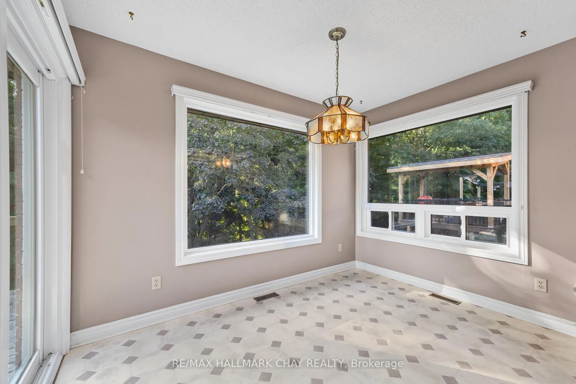 Photo 9 of 21 Layton Crescent, Barrie, Letitia Heights — HOMEH
