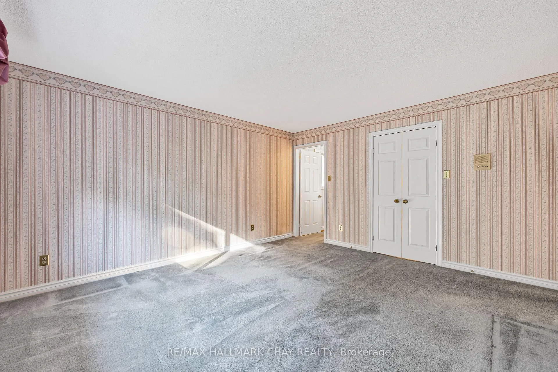 Photo 11 of 21 Layton Crescent, Barrie, Letitia Heights — HOMEH
