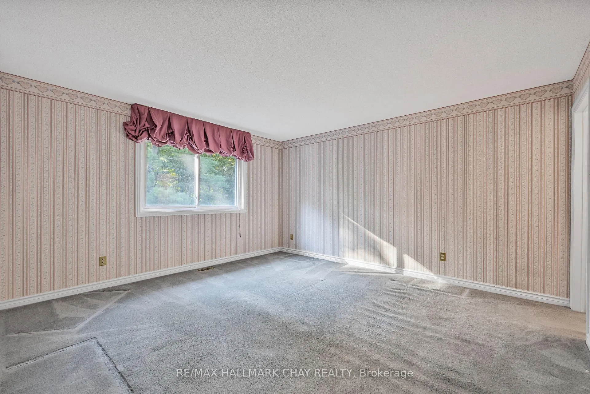 Photo 12 of 21 Layton Crescent, Barrie, Letitia Heights — HOMEH