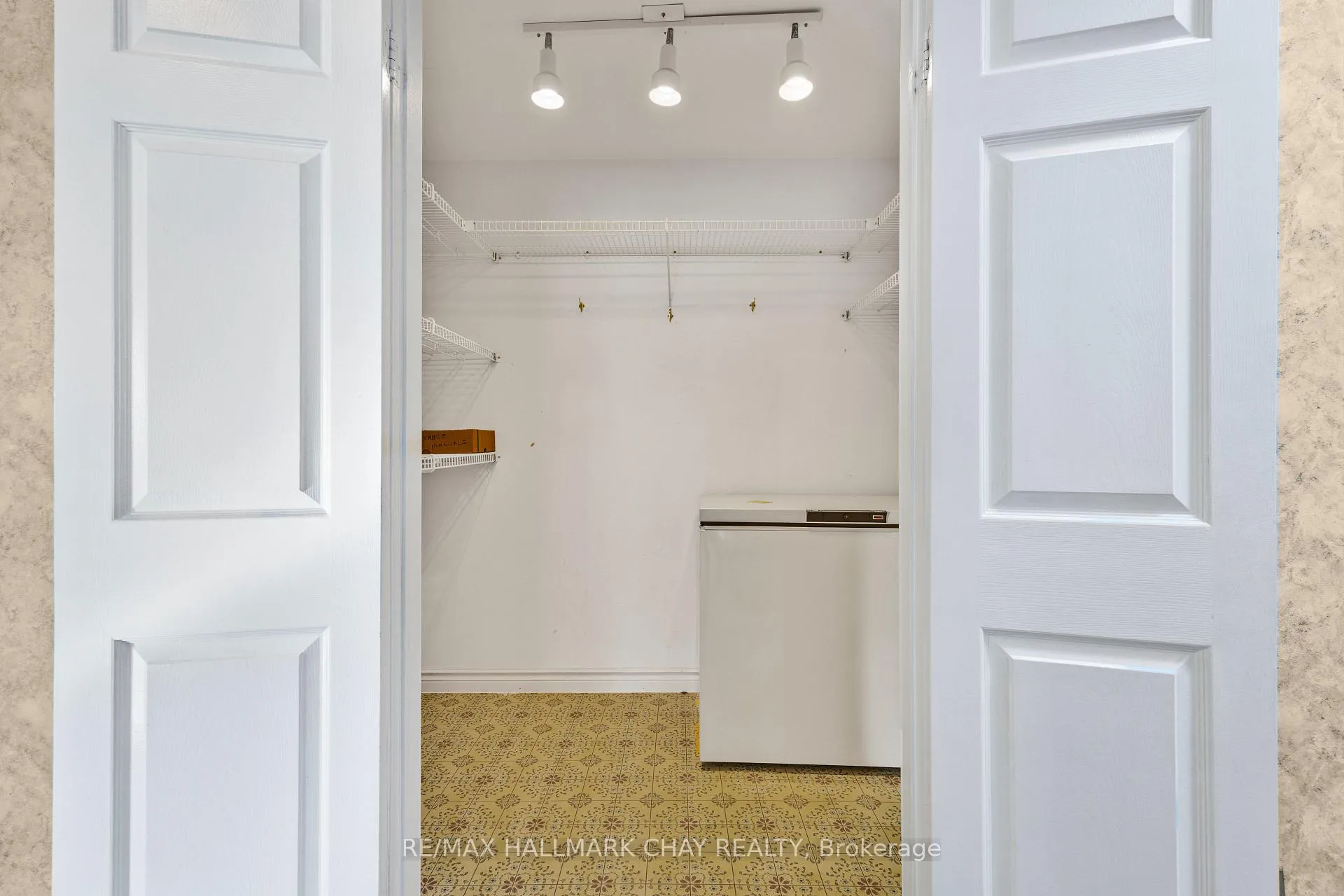 Photo 13 of 21 Layton Crescent, Barrie, Letitia Heights — HOMEH