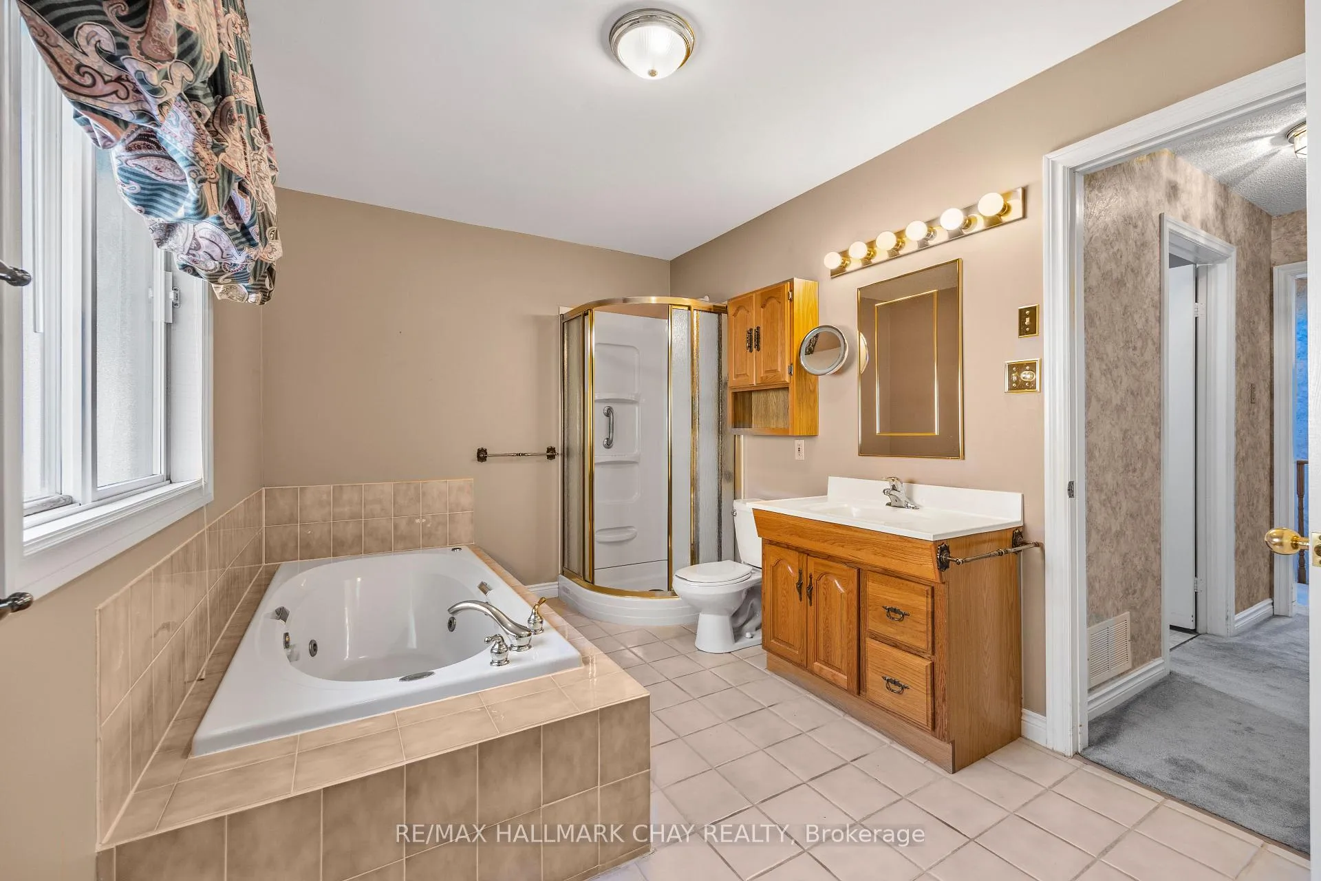 Photo 14 of 21 Layton Crescent, Barrie, Letitia Heights — HOMEH