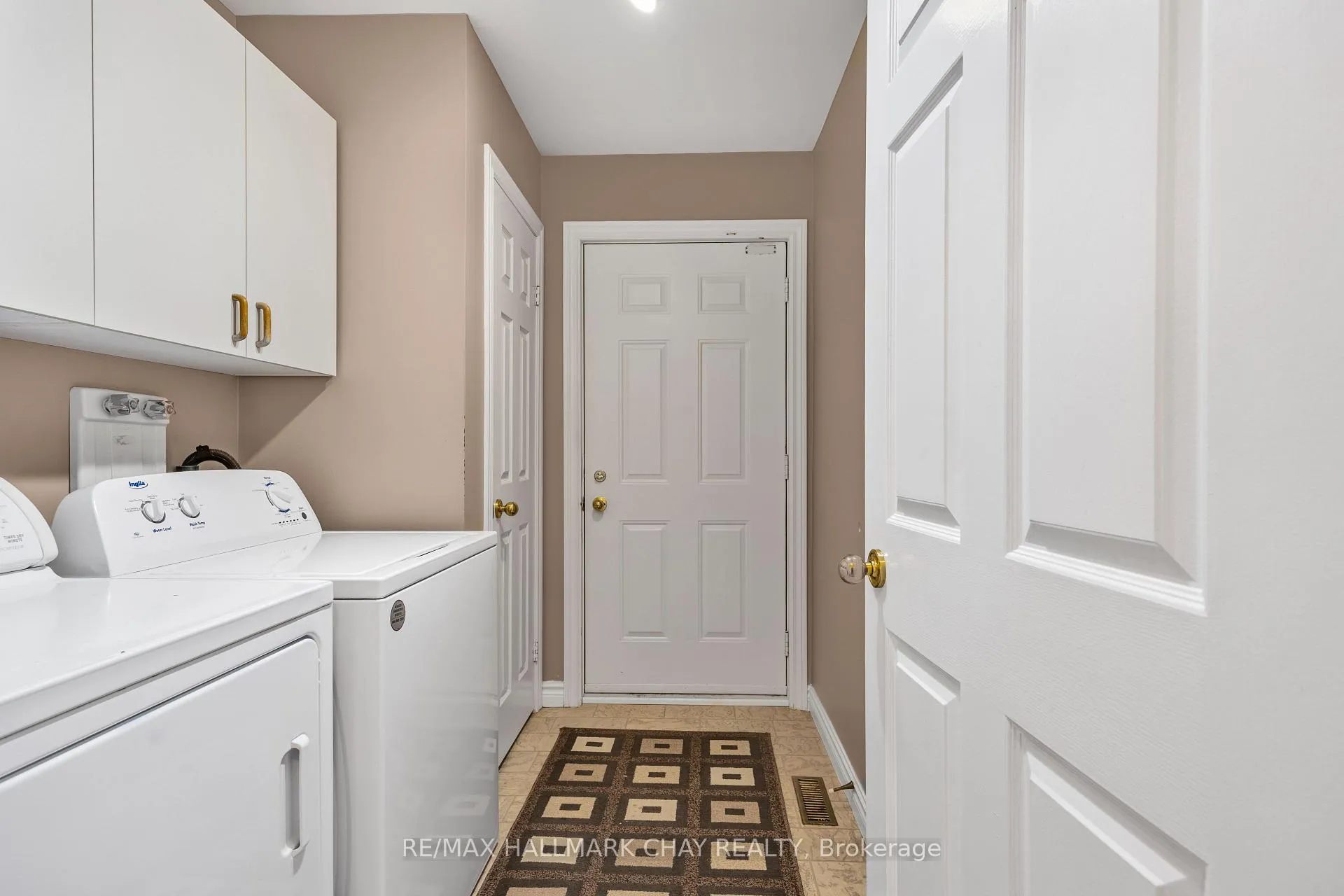 Photo 15 of 21 Layton Crescent, Barrie, Letitia Heights — HOMEH