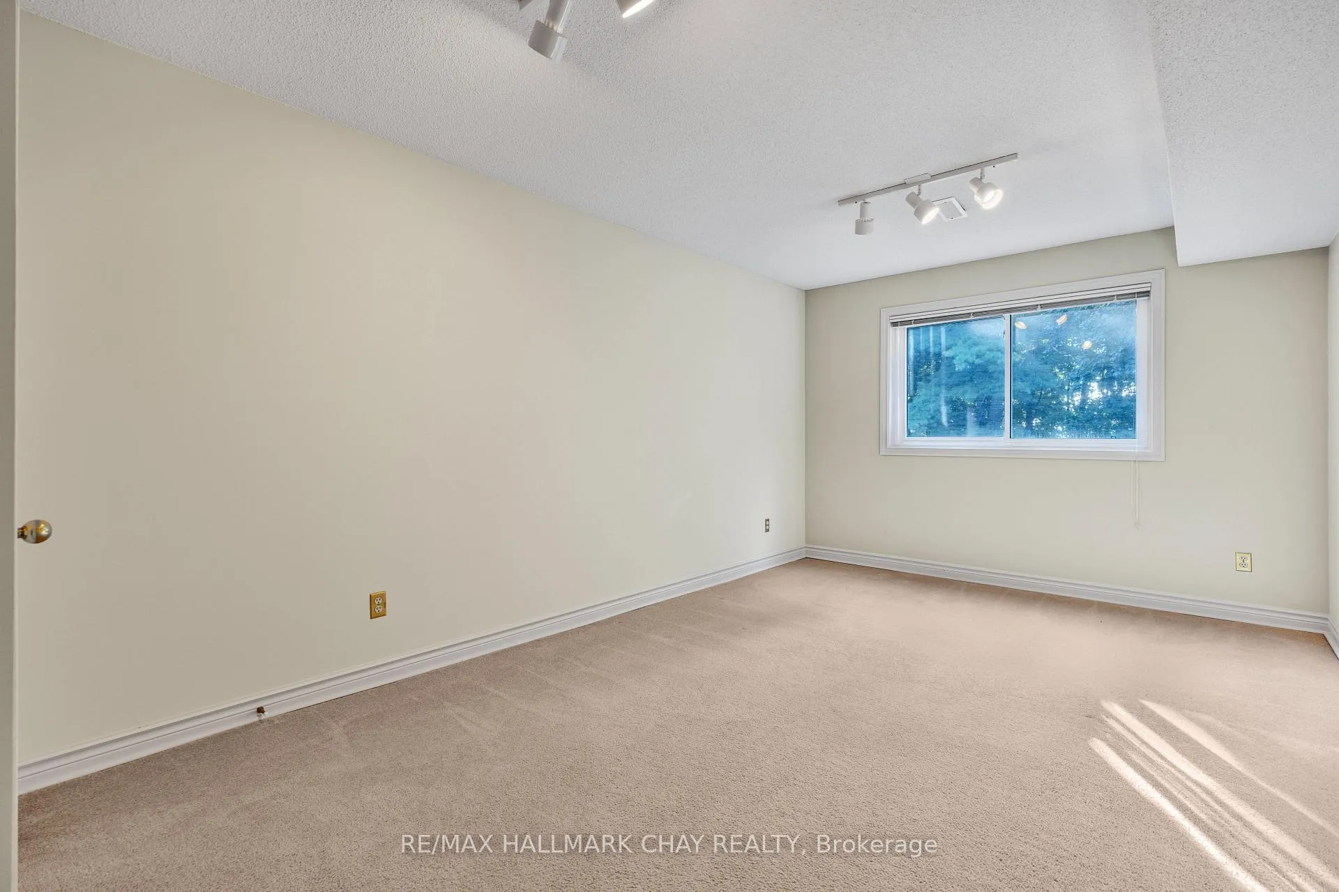 Photo 19 of 21 Layton Crescent, Barrie, Letitia Heights — HOMEH