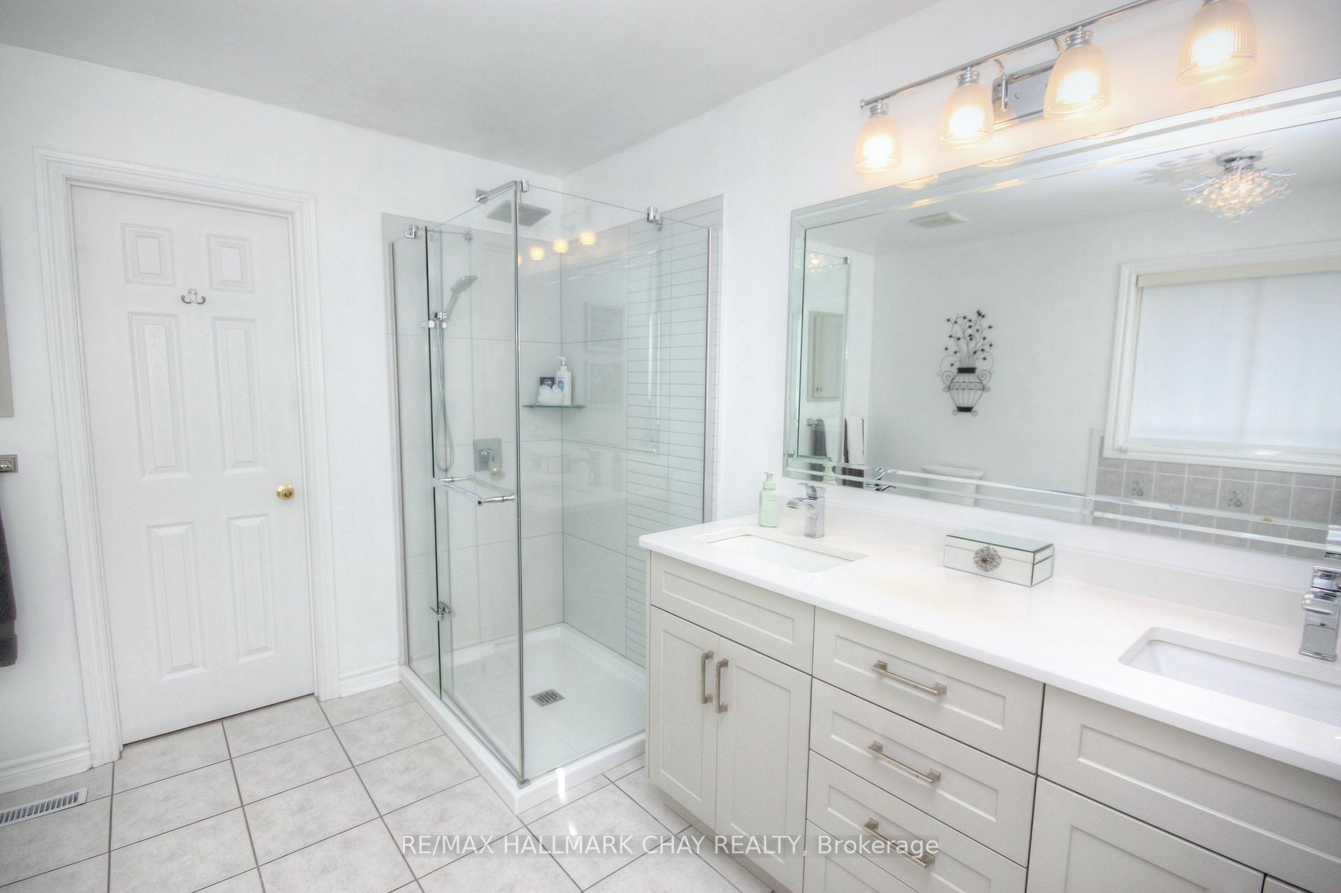 Photo 25 of 54 Cloughley Drive, Barrie, Northwest — HOMEH