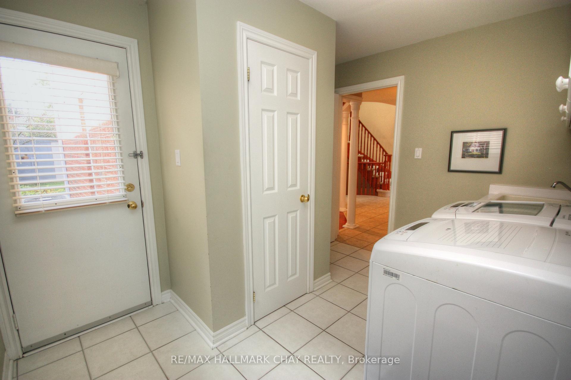 Photo 33 of 54 Cloughley Drive, Barrie, Northwest — HOMEH