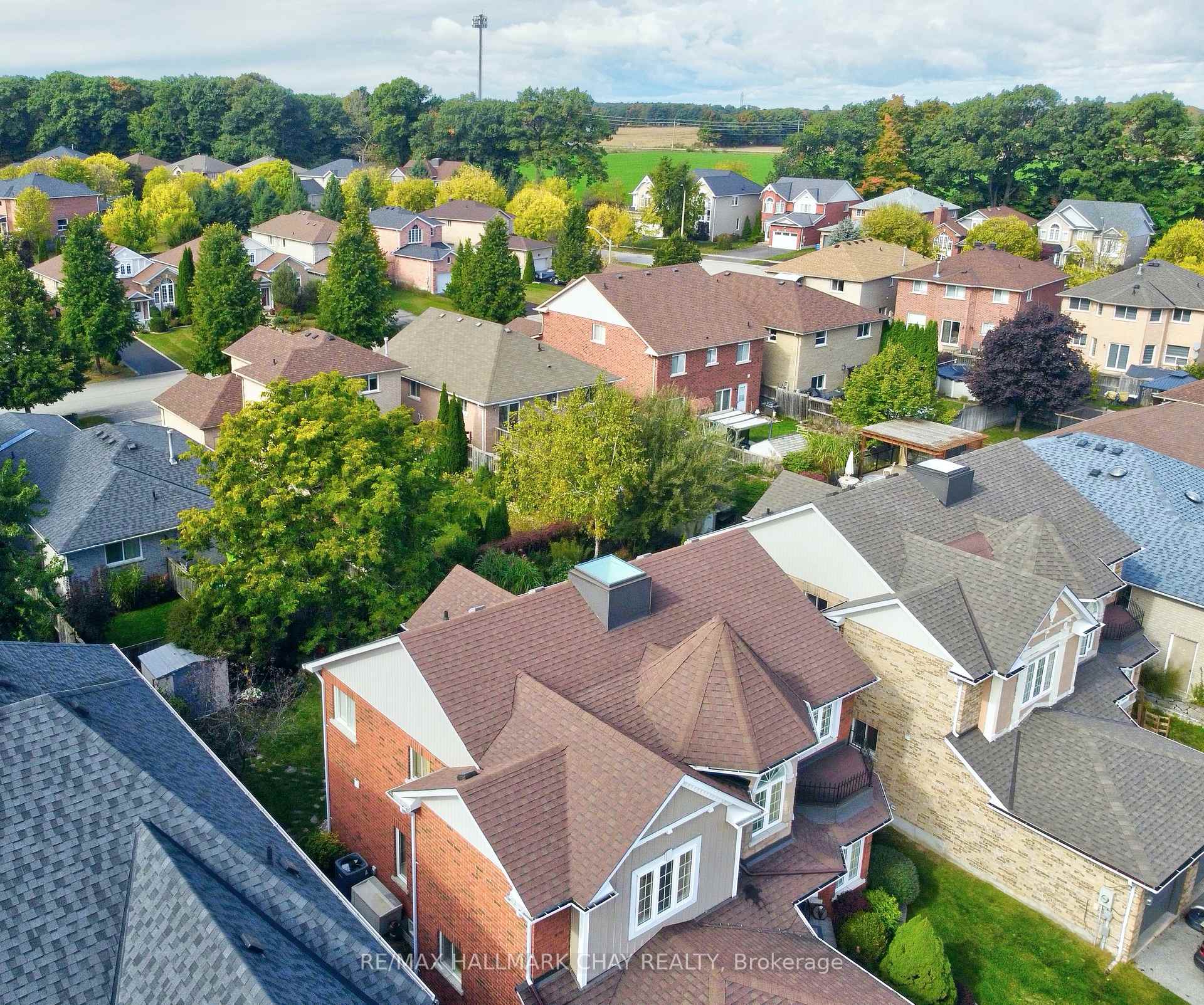 Photo 39 of 54 Cloughley Drive, Barrie, Northwest — HOMEH