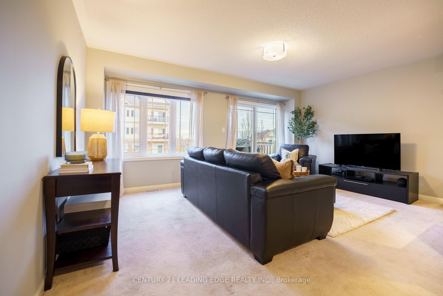 Photo 4 of 11 Connell Lane, Clarington, Bowmanville — HOMEH