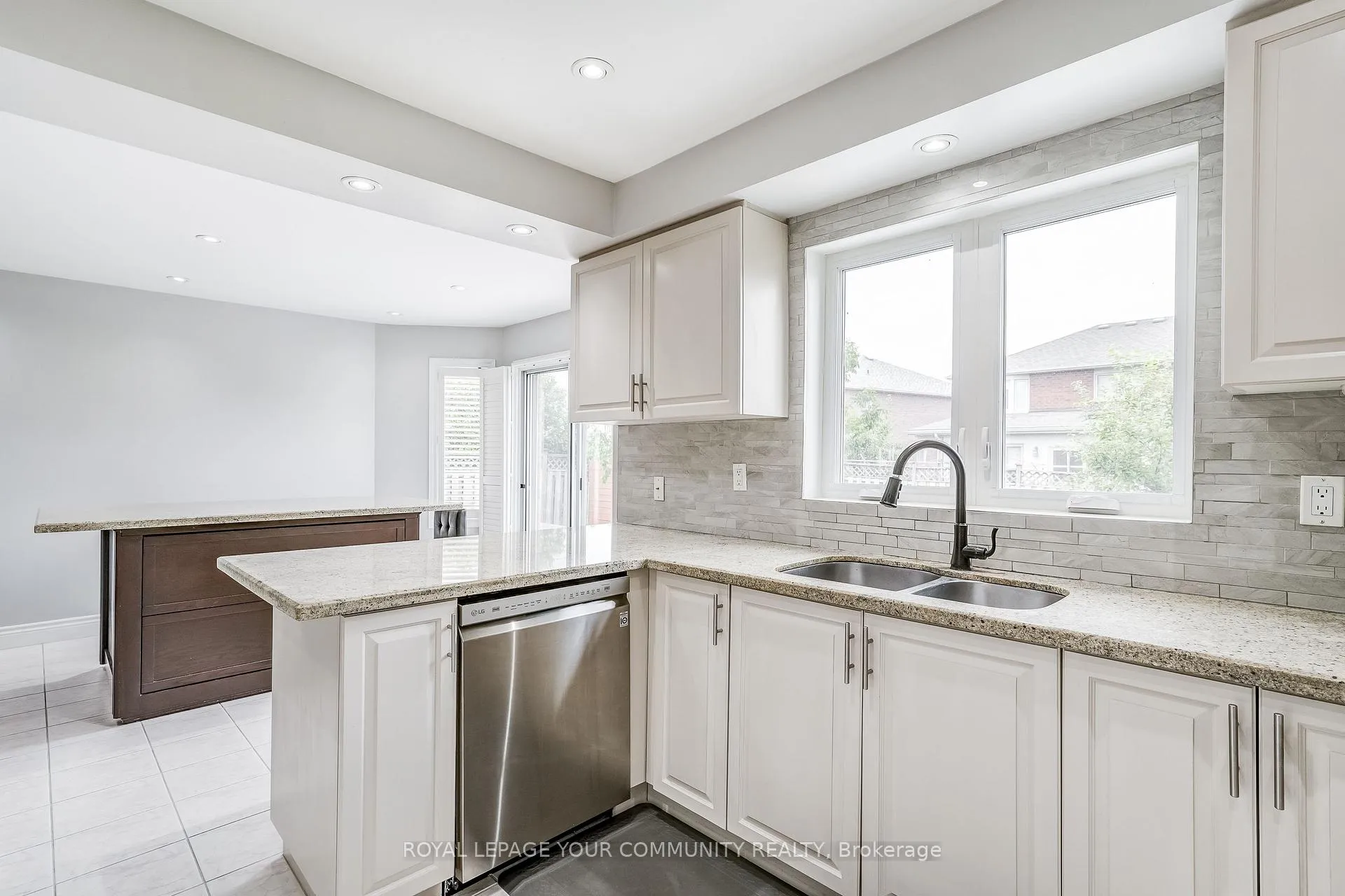 Photo 9 of 155 Mapes Avenue, Vaughan, West Woodbridge — HOMEH
