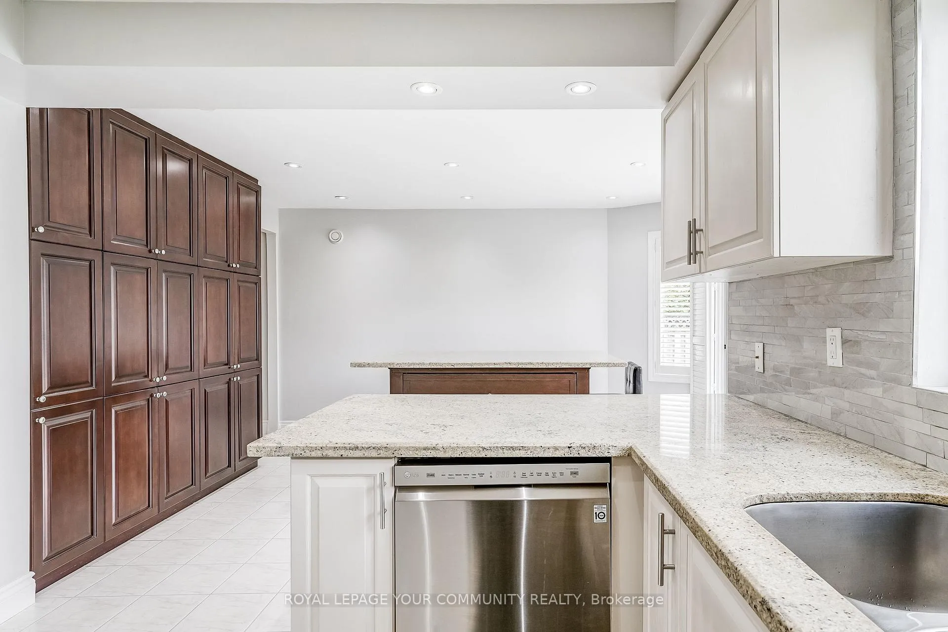 Photo 10 of 155 Mapes Avenue, Vaughan, West Woodbridge — HOMEH