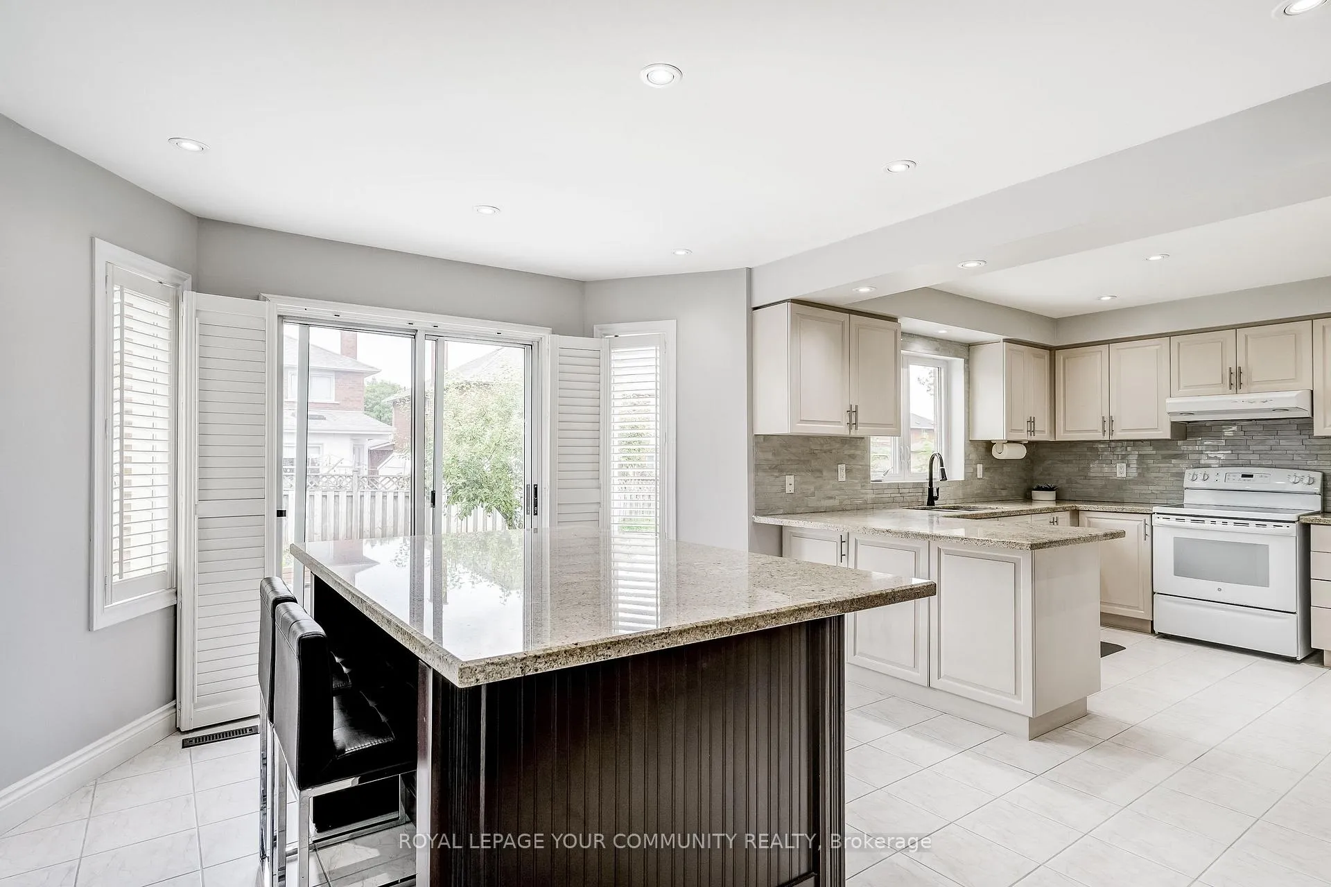 Photo 11 of 155 Mapes Avenue, Vaughan, West Woodbridge — HOMEH