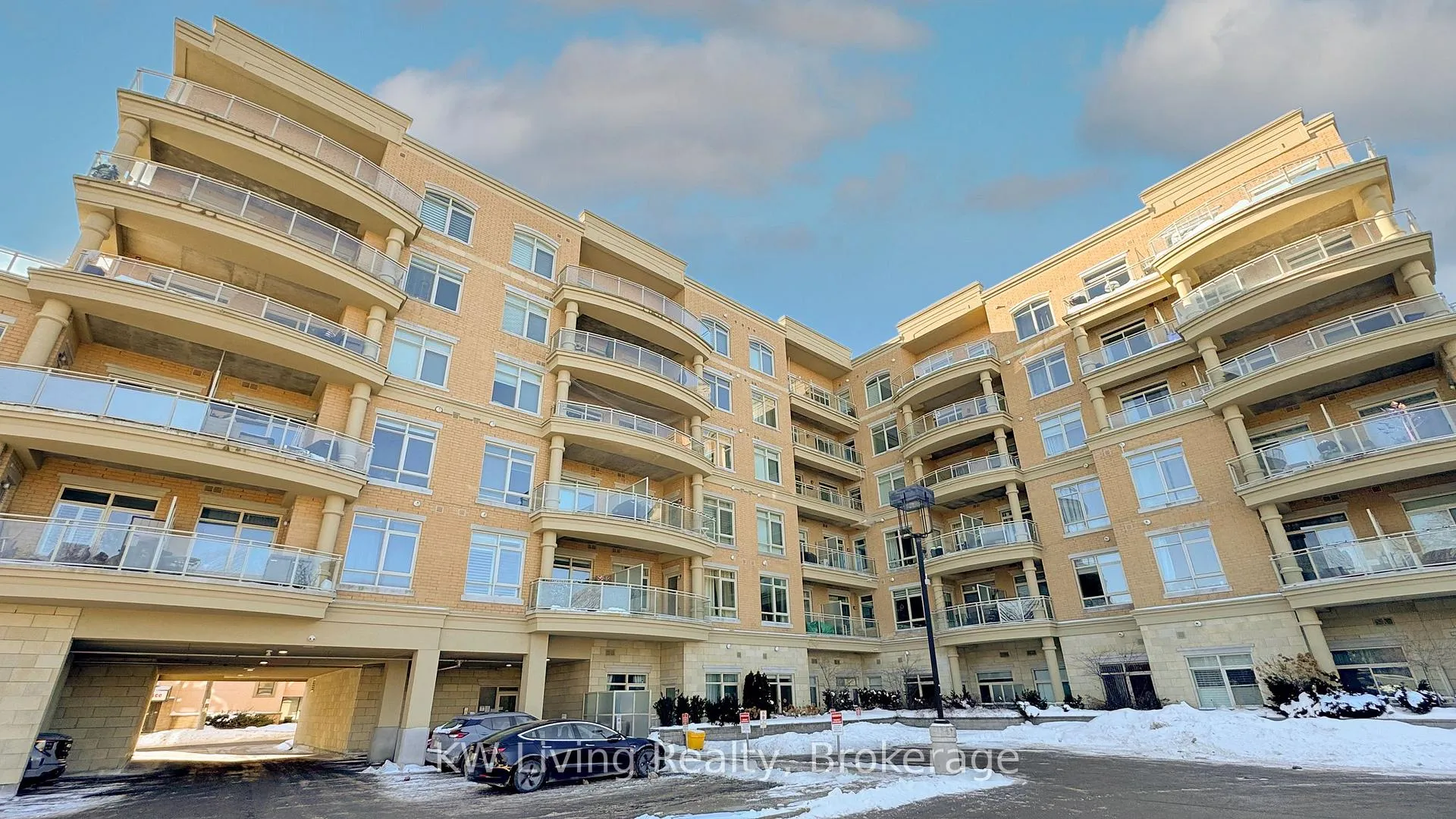 Photo 2 of Unit 316, 15277 Yonge Street, Aurora, Aurora Village — HOMEH