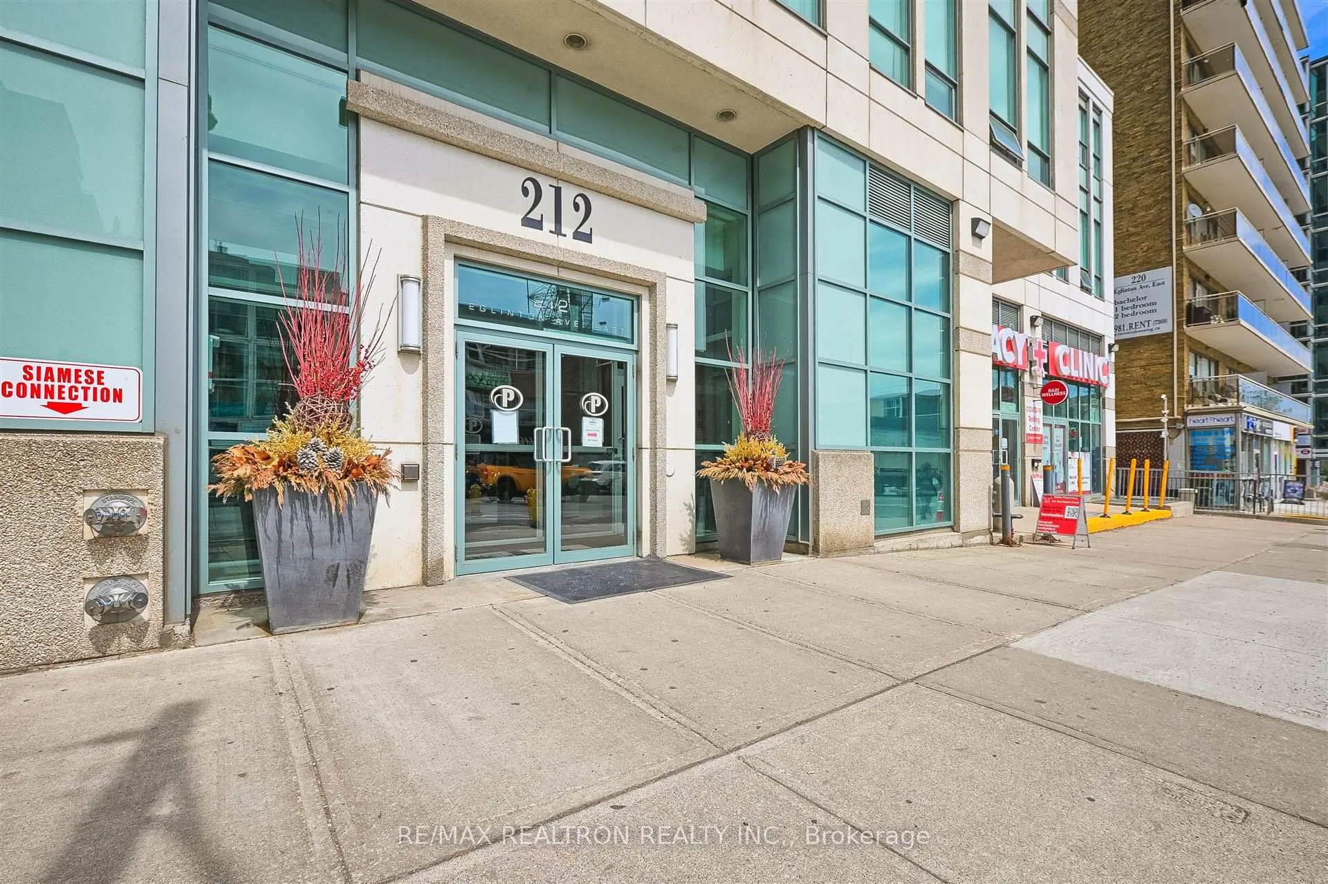 Photo 2 of Unit 803, 212 Eglinton Avenue E, Toronto, Mount Pleasant West — HOMEH