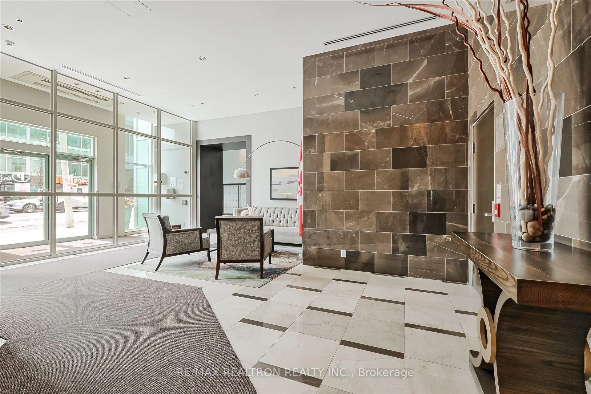 Photo 3 of Unit 803, 212 Eglinton Avenue E, Toronto, Mount Pleasant West — HOMEH