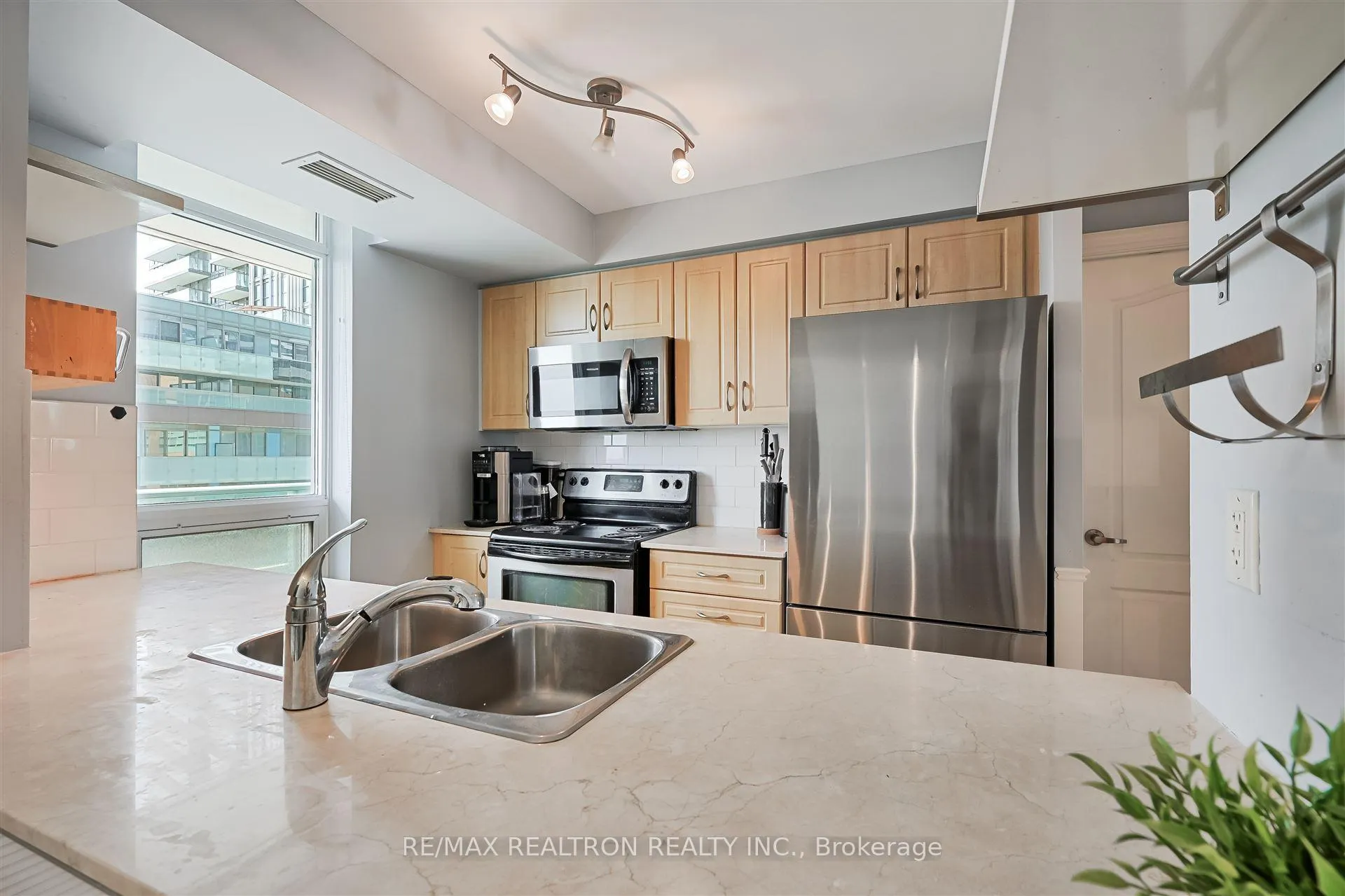 Photo 11 of Unit 803, 212 Eglinton Avenue E, Toronto, Mount Pleasant West — HOMEH