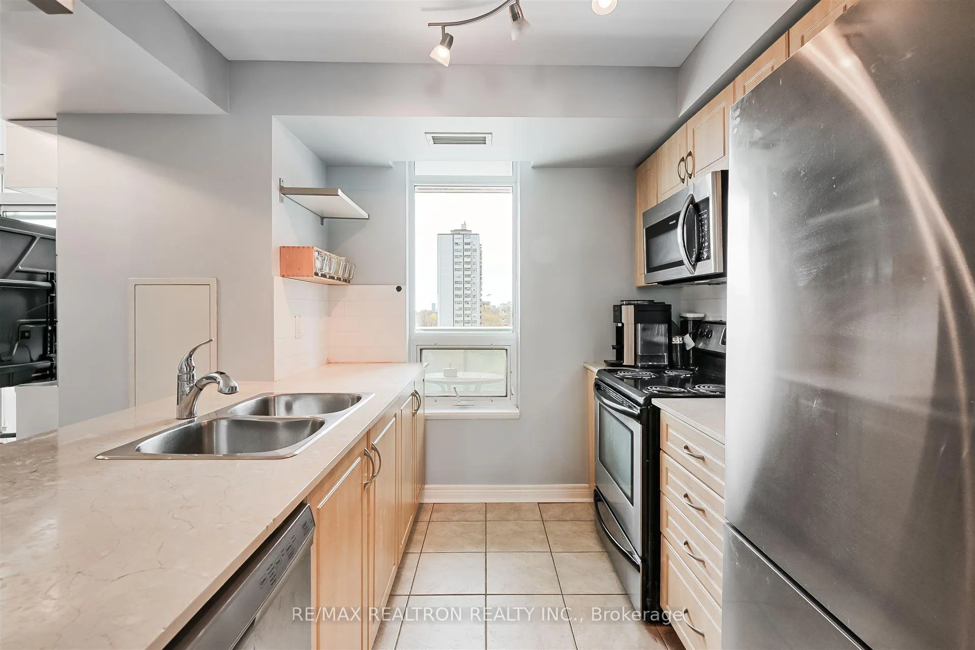 Photo 12 of Unit 803, 212 Eglinton Avenue E, Toronto, Mount Pleasant West — HOMEH