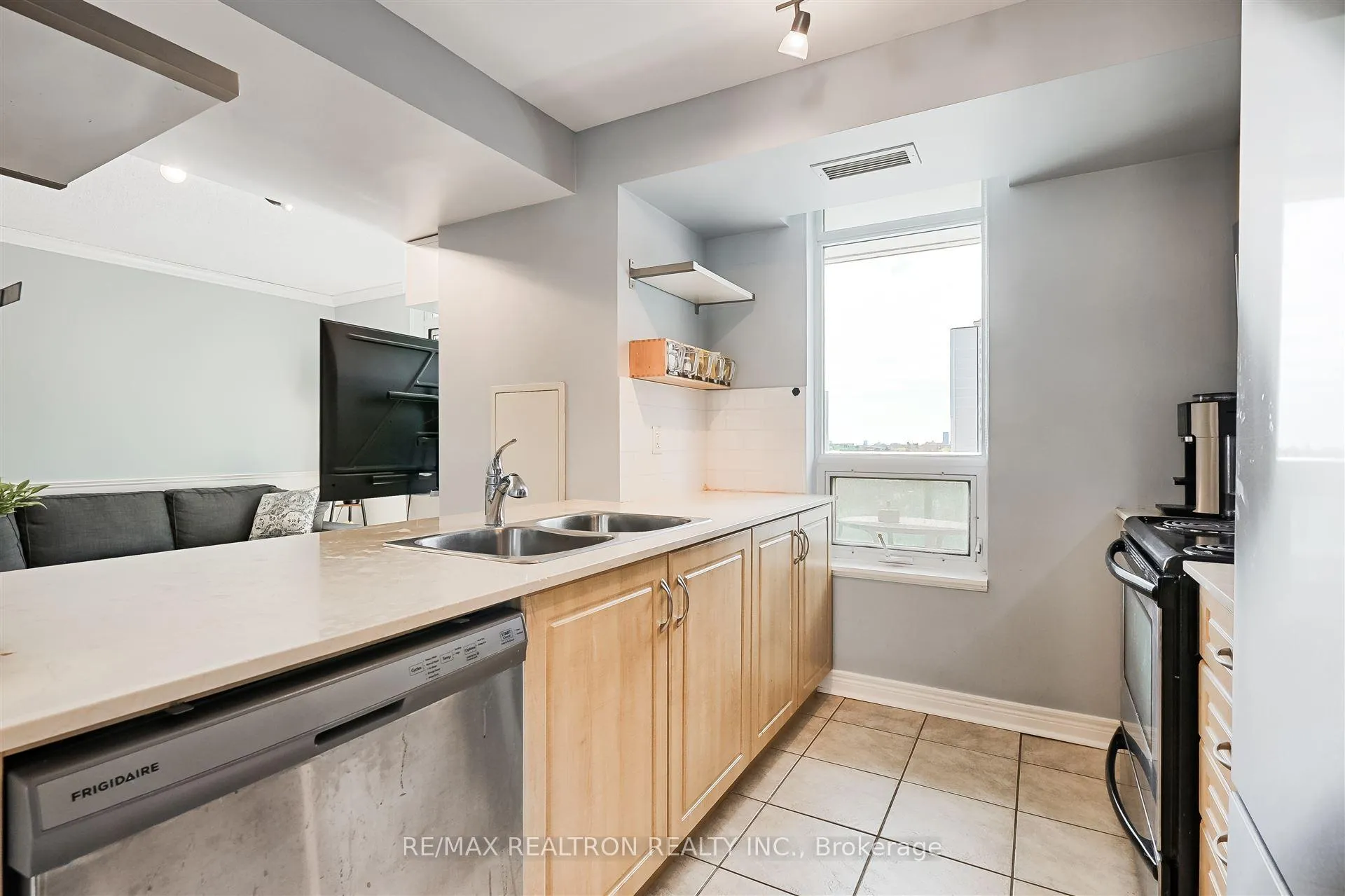 Photo 13 of Unit 803, 212 Eglinton Avenue E, Toronto, Mount Pleasant West — HOMEH
