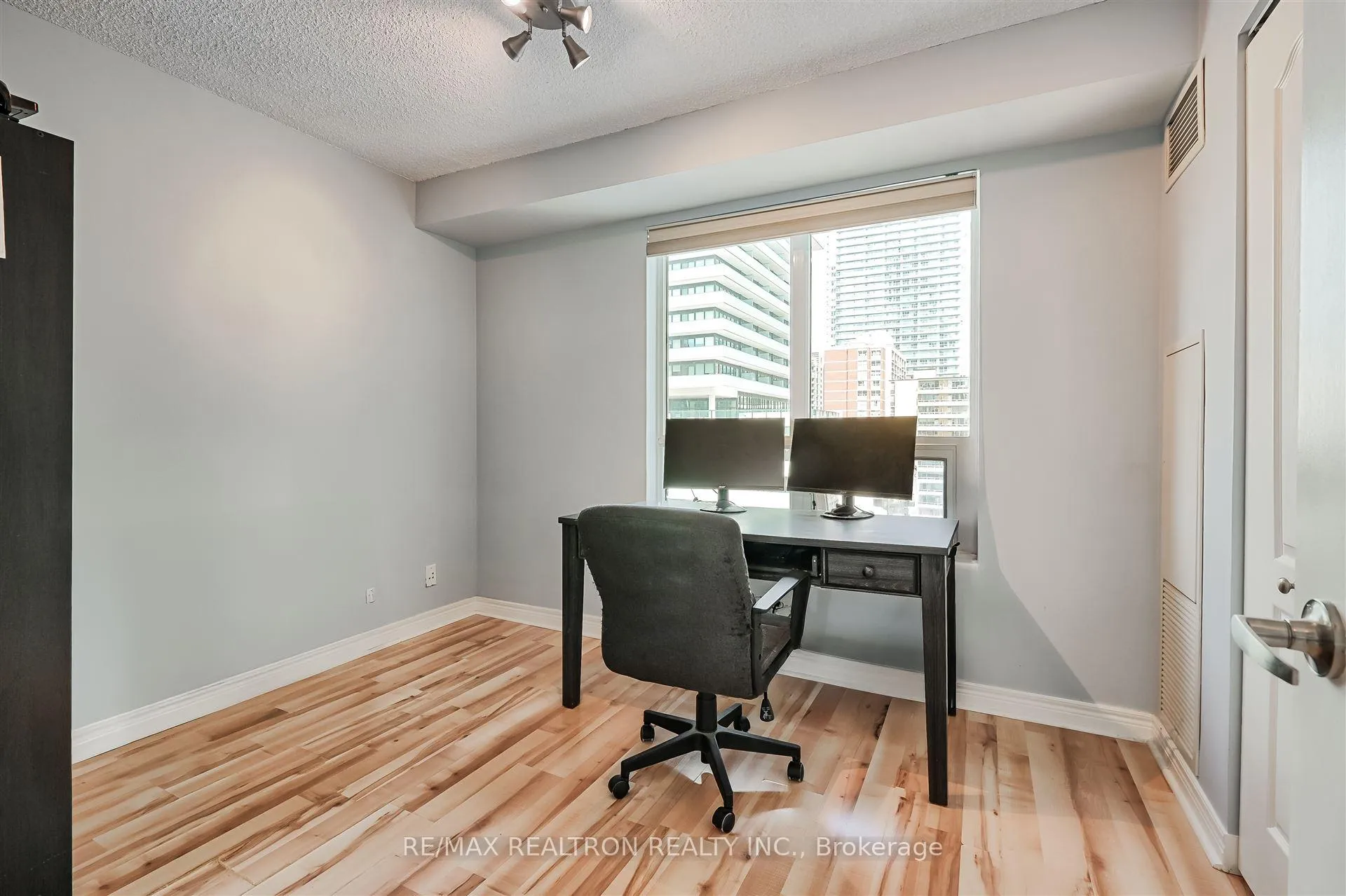 Photo 23 of Unit 803, 212 Eglinton Avenue E, Toronto, Mount Pleasant West — HOMEH