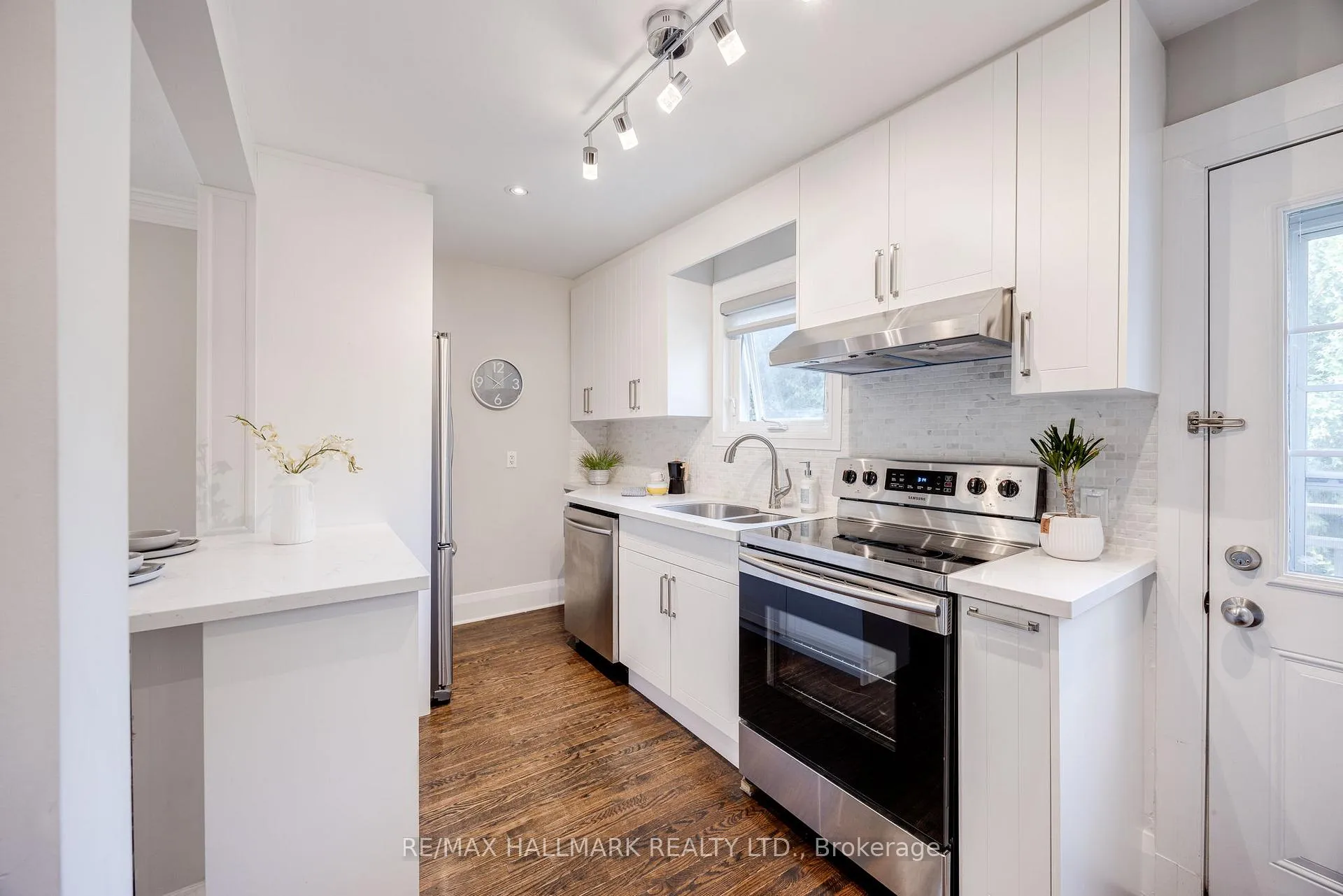 Photo 11 of 212 Broadway Avenue, Toronto, Mount Pleasant East — HOMEH