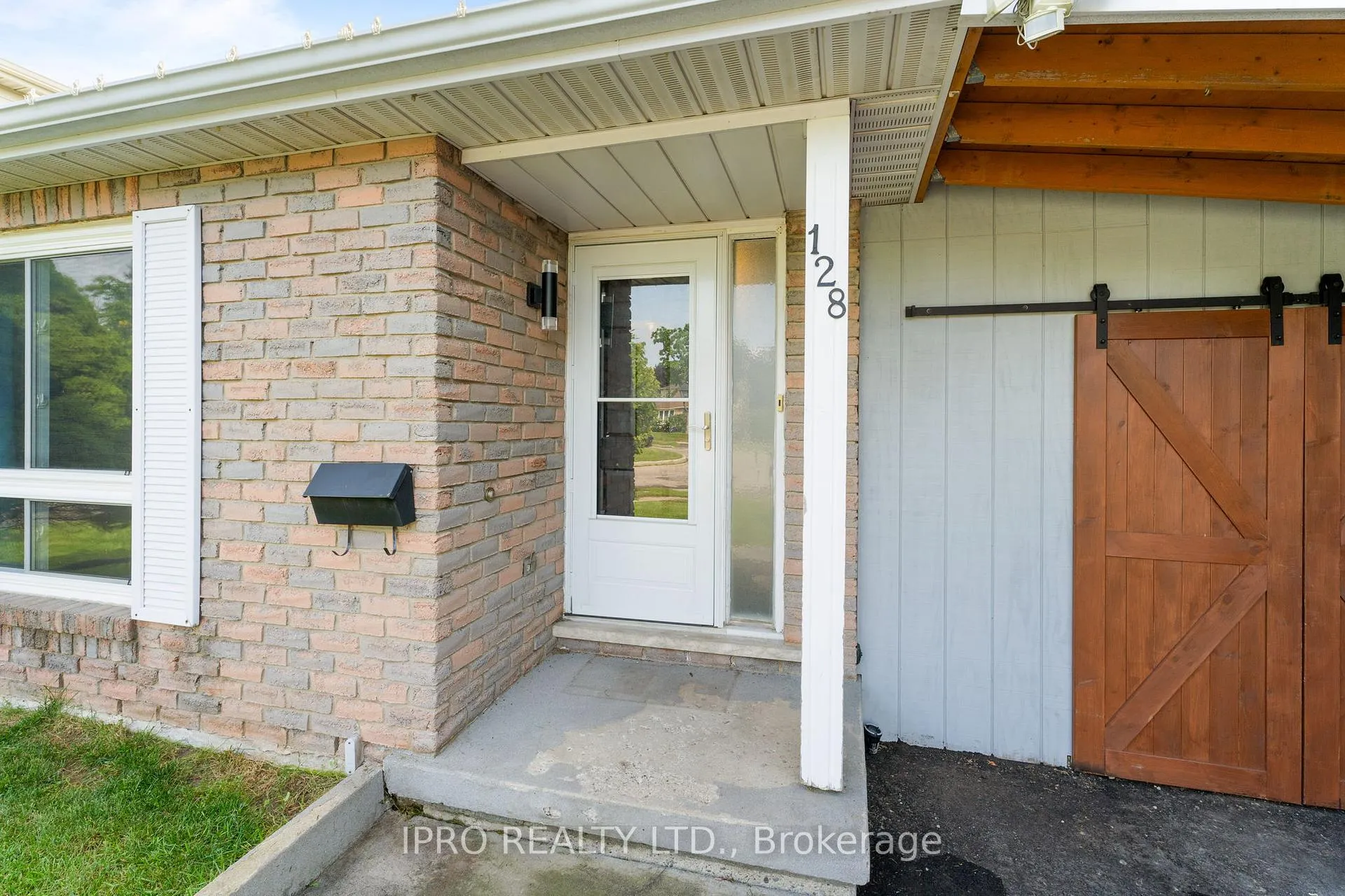 Photo 5 of 128 Homestead Place, Kitchener, Forest Heights — HOMEH