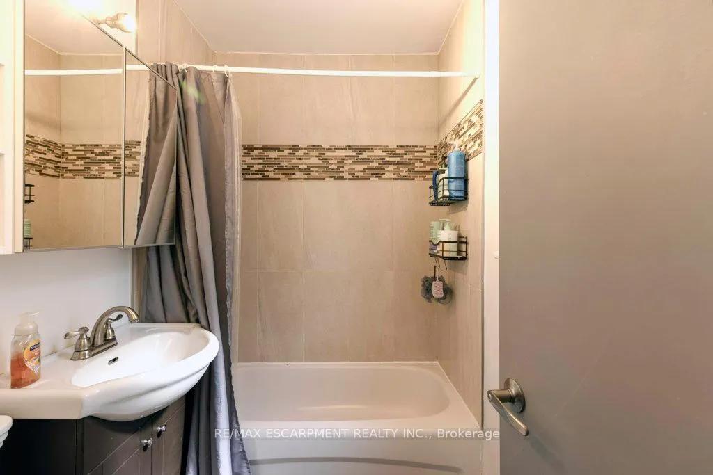 Photo 11 of 52 Martha Street, Hamilton, McQuesten — HOMEH