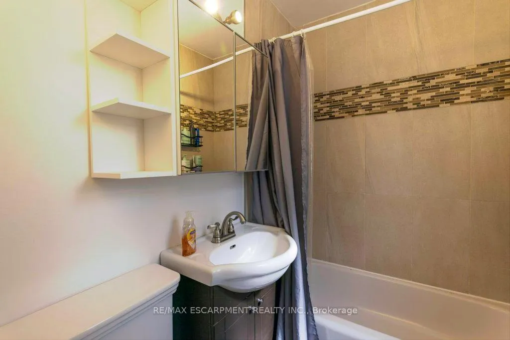 Photo 12 of 52 Martha Street, Hamilton, McQuesten — HOMEH