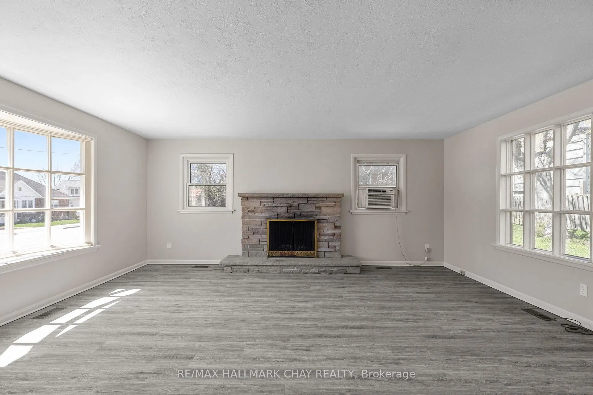 Photo 5 of 138 Peel Street, Barrie, Wellington — HOMEH