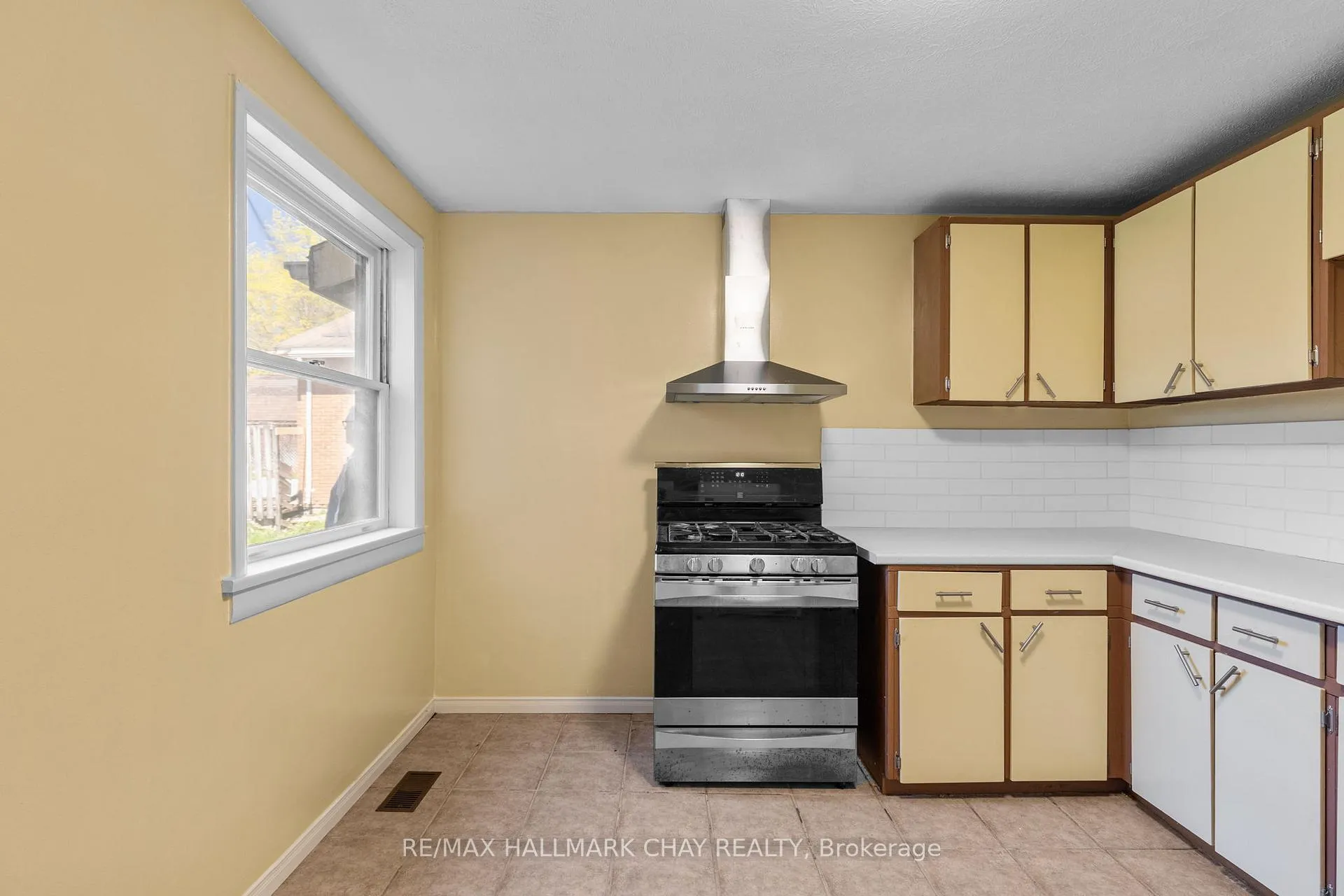 Photo 8 of 138 Peel Street, Barrie, Wellington — HOMEH