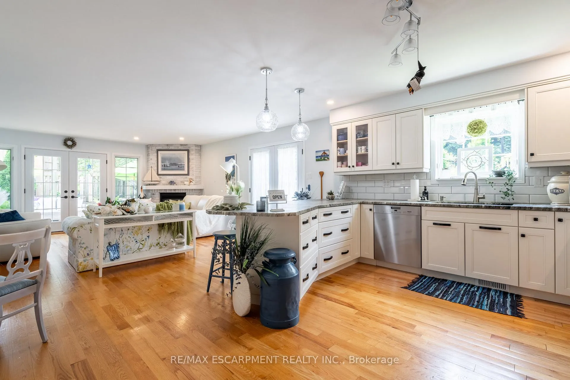 Photo 5 of 63 Forestgate Drive, Hamilton, Fessenden — HOMEH