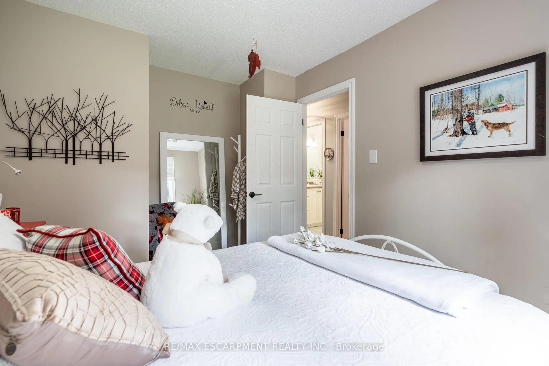 Photo 23 of 63 Forestgate Drive, Hamilton, Fessenden — HOMEH