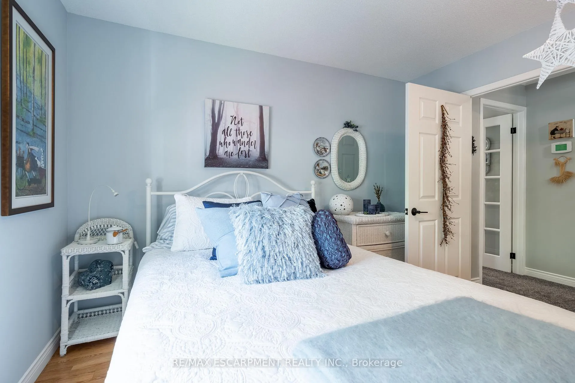 Photo 24 of 63 Forestgate Drive, Hamilton, Fessenden — HOMEH