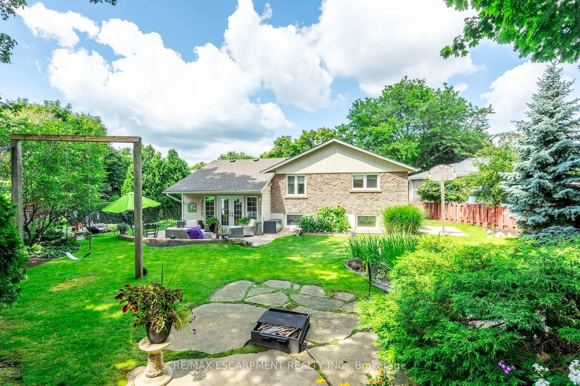 Photo 33 of 63 Forestgate Drive, Hamilton, Fessenden — HOMEH