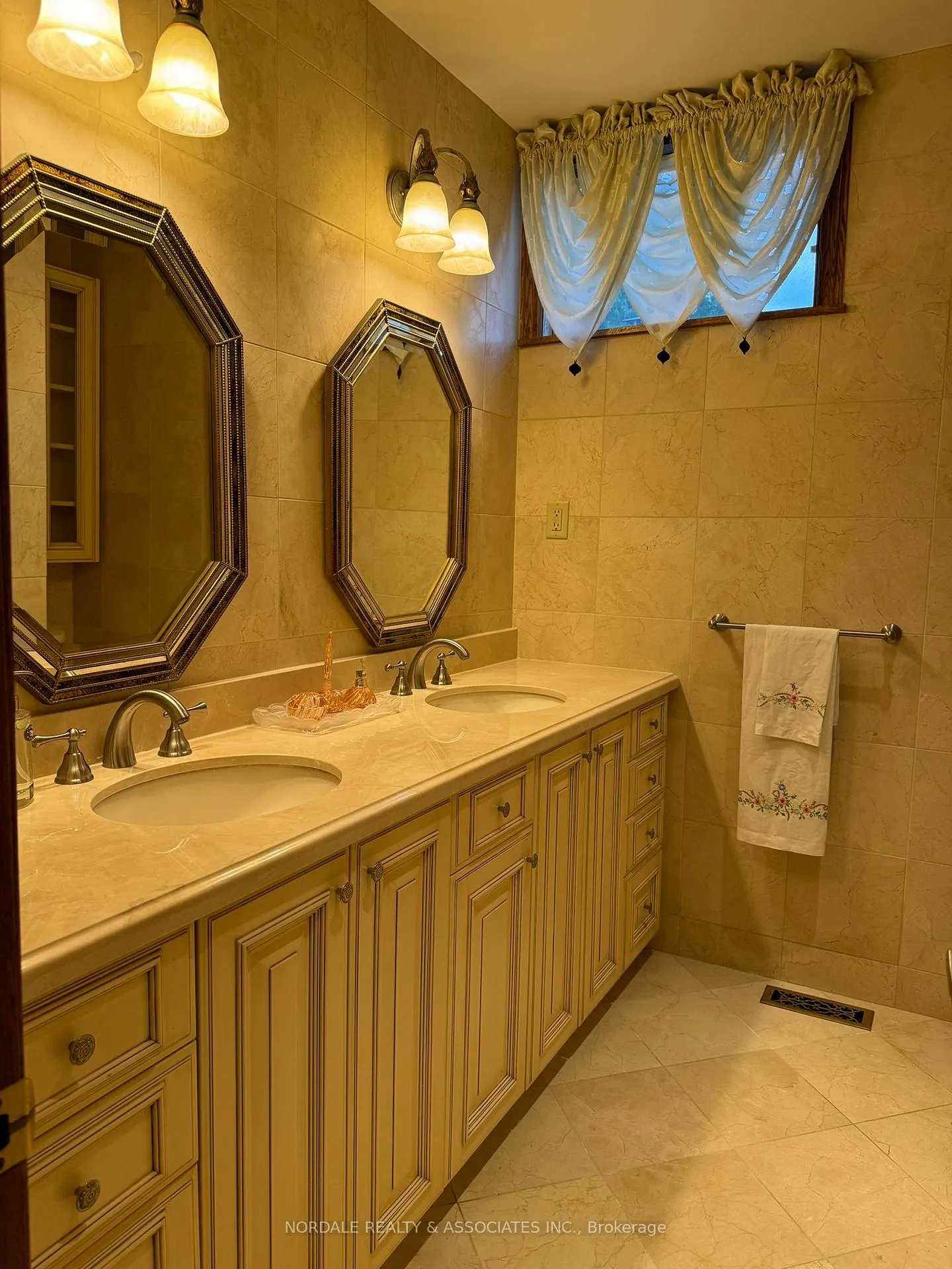 Photo 15 of 29 Whiffletree Court, Vaughan, East Woodbridge — HOMEH
