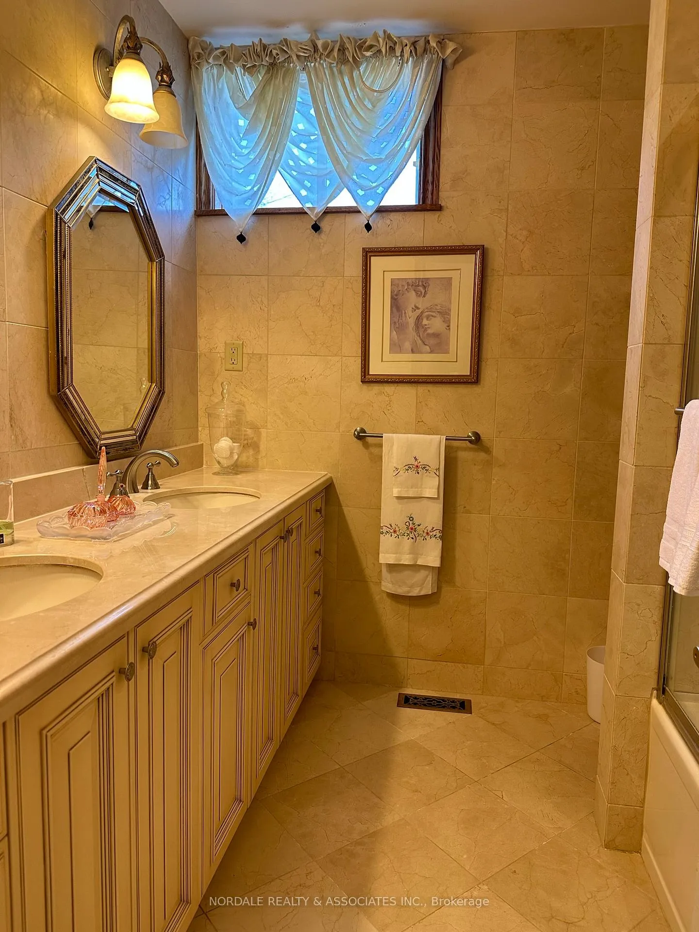 Photo 22 of 29 Whiffletree Court, Vaughan, East Woodbridge — HOMEH