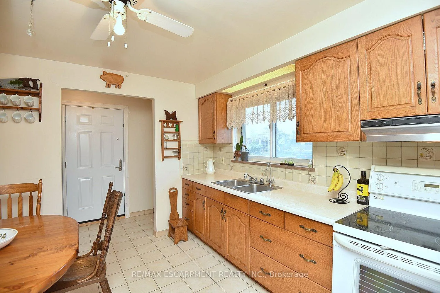 Photo 7 of 57 Cameo Avenue, Hamilton, Macassa — HOMEH