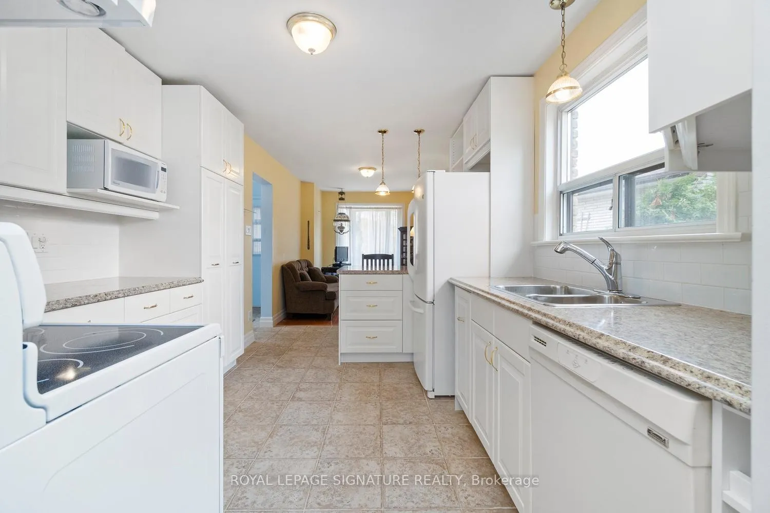 Photo 4 of 581 Stonebridge Lane N, Pickering, West Shore — HOMEH