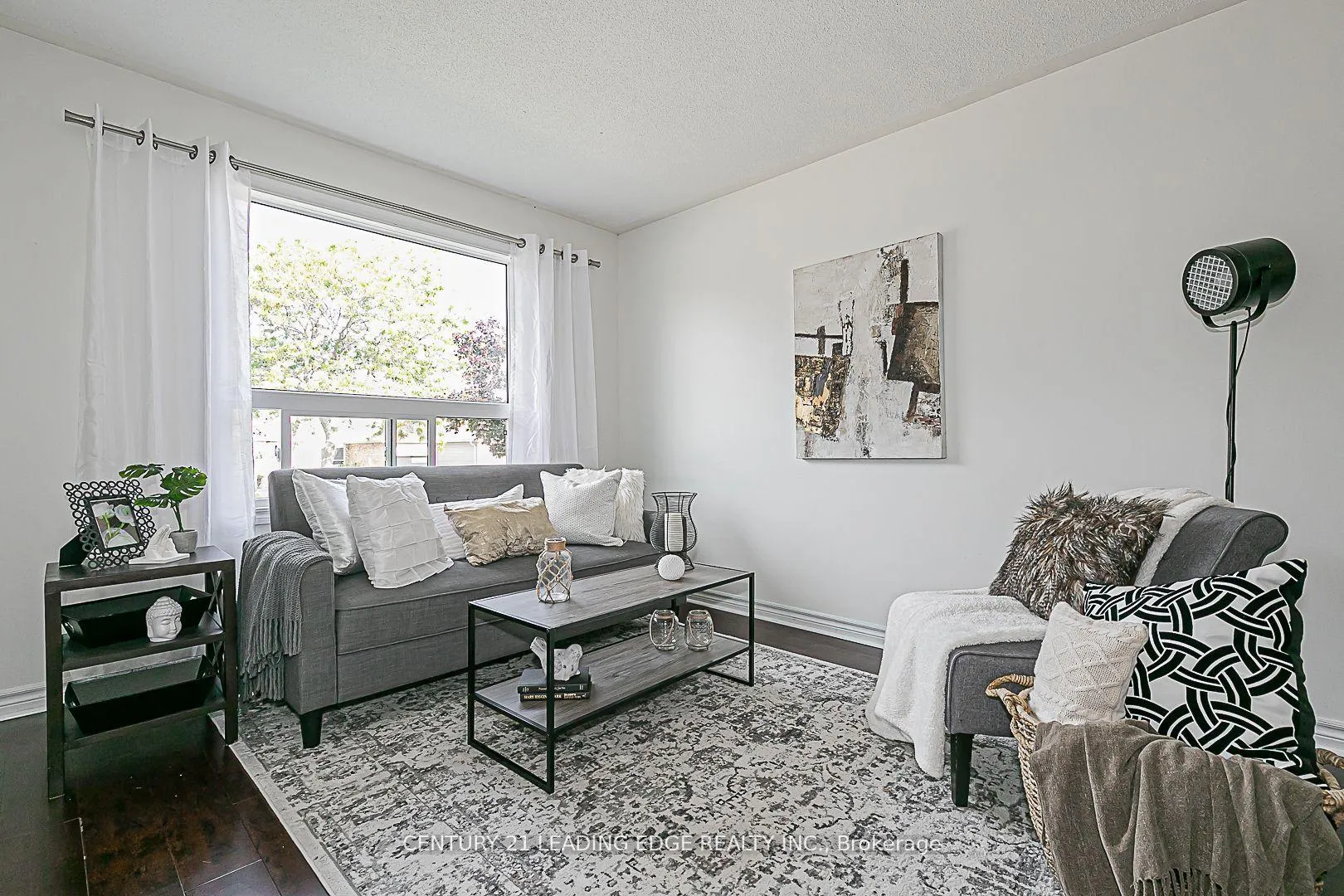 Photo 5 of 1422 Outlet Drive, Oshawa, Lakeview — HOMEH