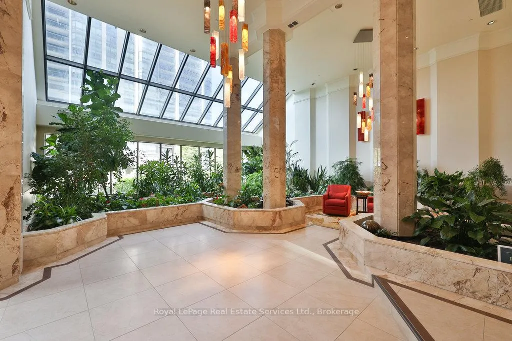 Photo 3 of Unit 607, 2170 Marine Drive, Oakville, Bronte — HOMEH