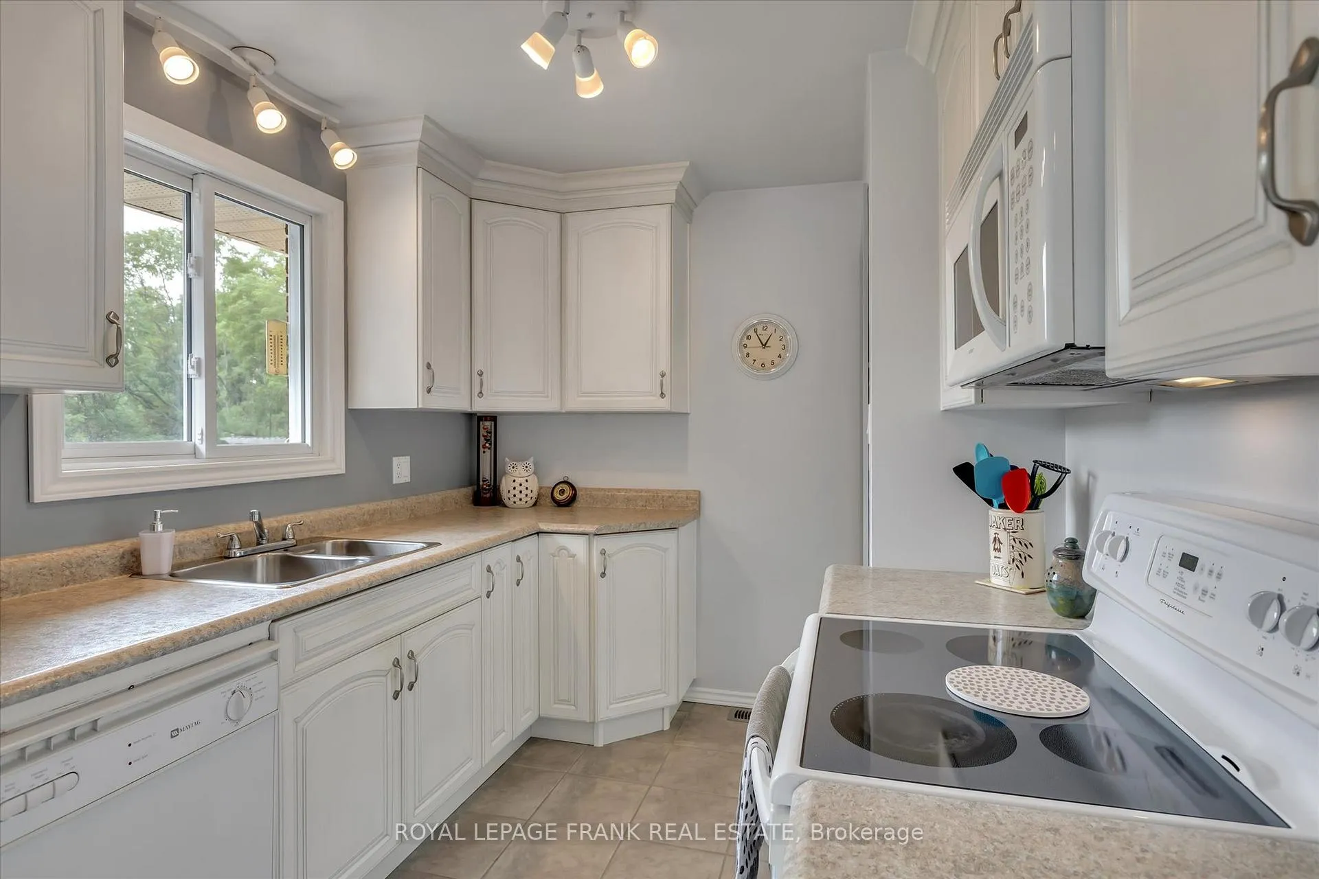 Photo 4 of 419 South Beach Road, Douro-Dummer — HOMEH
